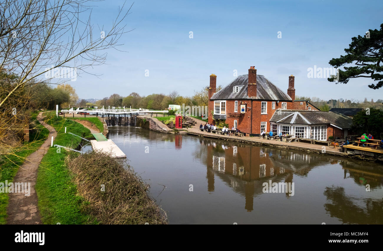 Serrures Double Pub sur le canal maritime d'Exeter, Devon, UK Banque D'Images