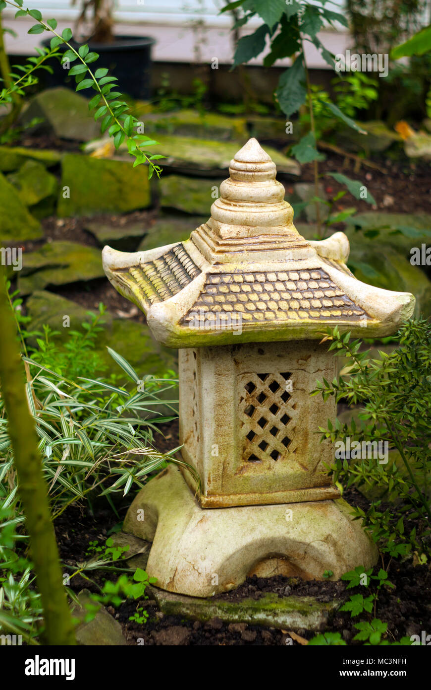 Lanterne de jardin décoratif Toro dans le style japonais sur le fond de la végétation du jardin Banque D'Images