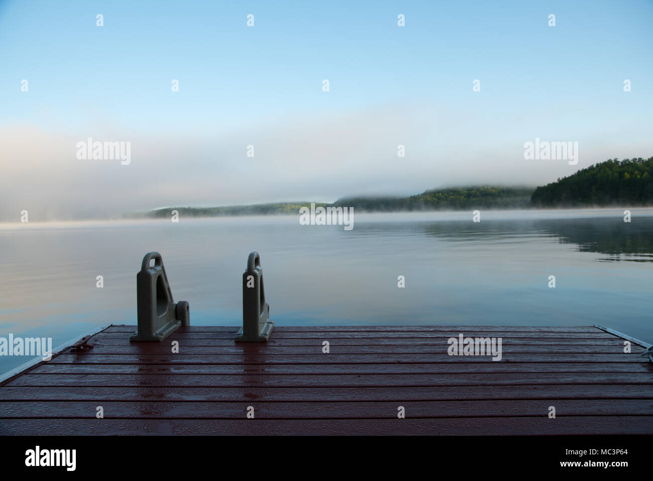 Station d'une piscine sur un lac de l'Ontario dans la brume matinale Banque D'Images