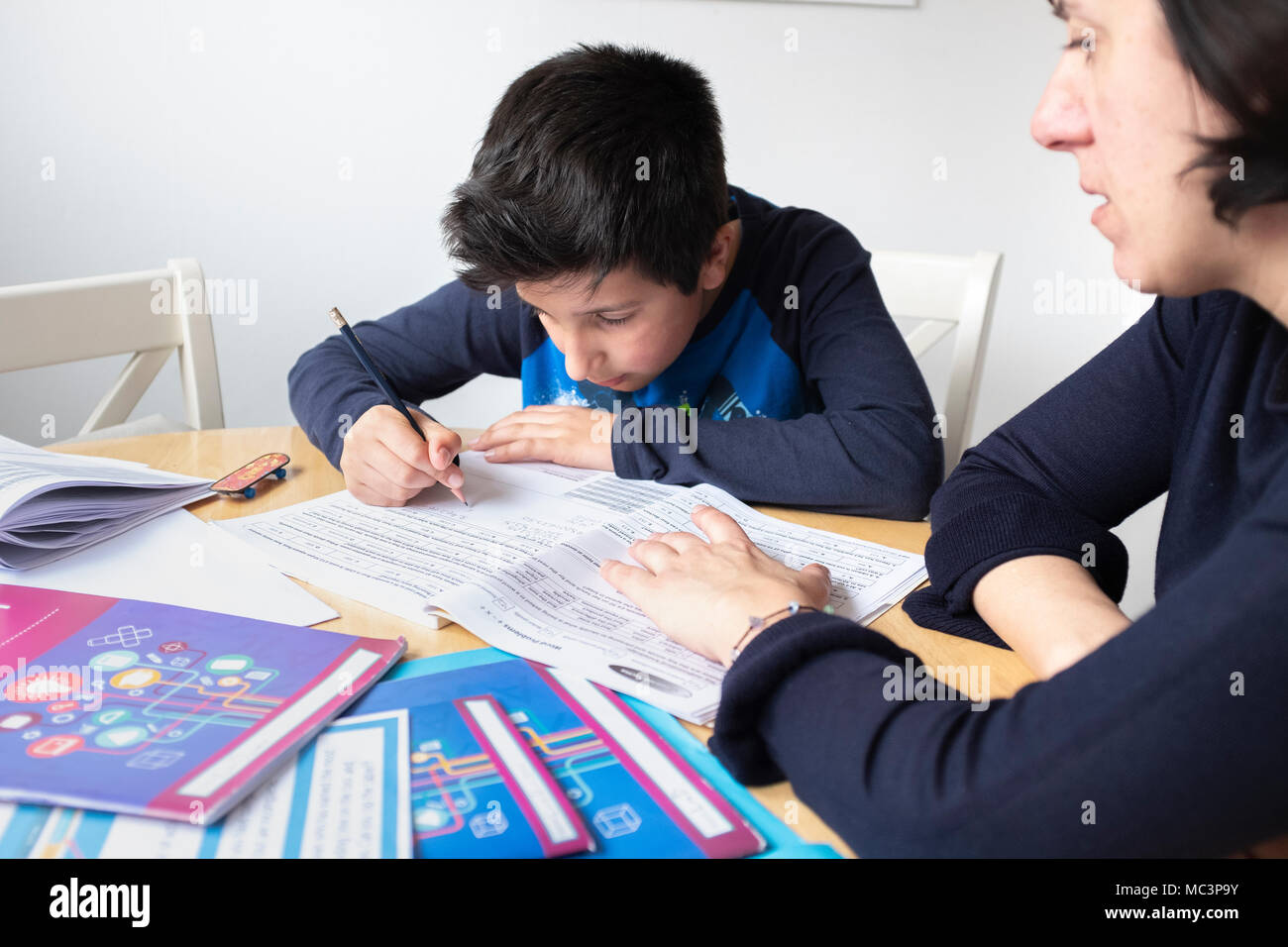 Apprendre à la maison, étudier à la maison, garçon de 11 ans, Royaume-Uni Banque D'Images