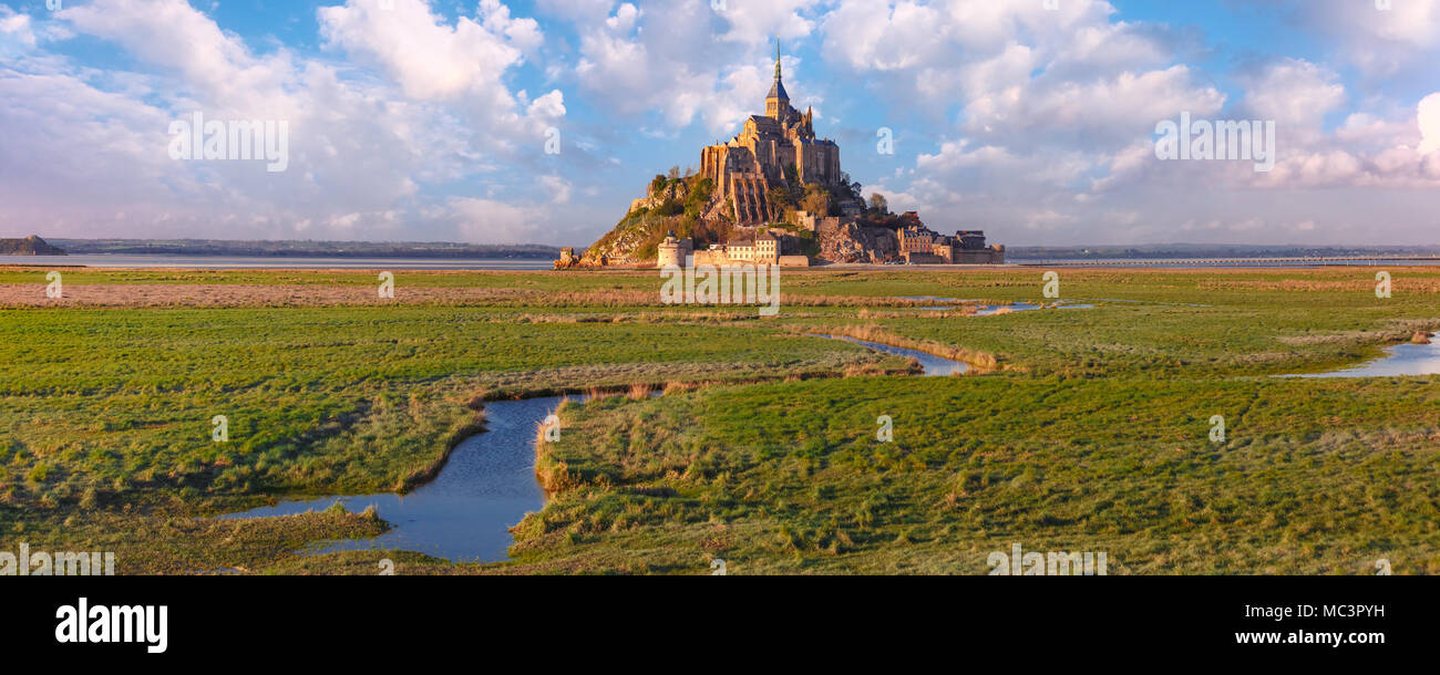 Le Mont Saint Michel au coucher du soleil, Normandie, France Banque D'Images