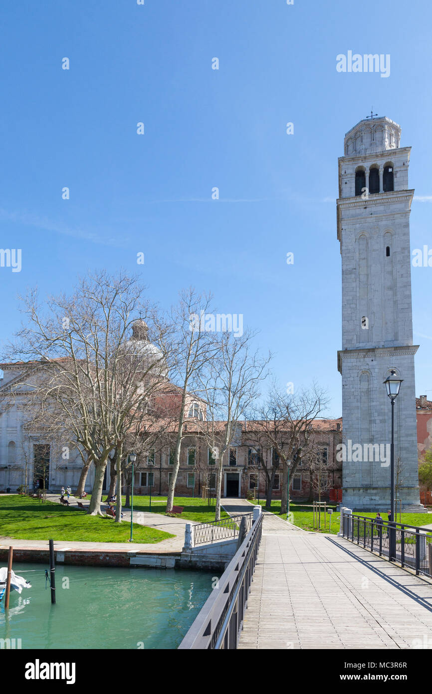Basilique San Pietro di Castello et Campo San Pietro, Castello, Venise, Italie avec son campanile penché précaire vu de l'autre côté du pont Banque D'Images