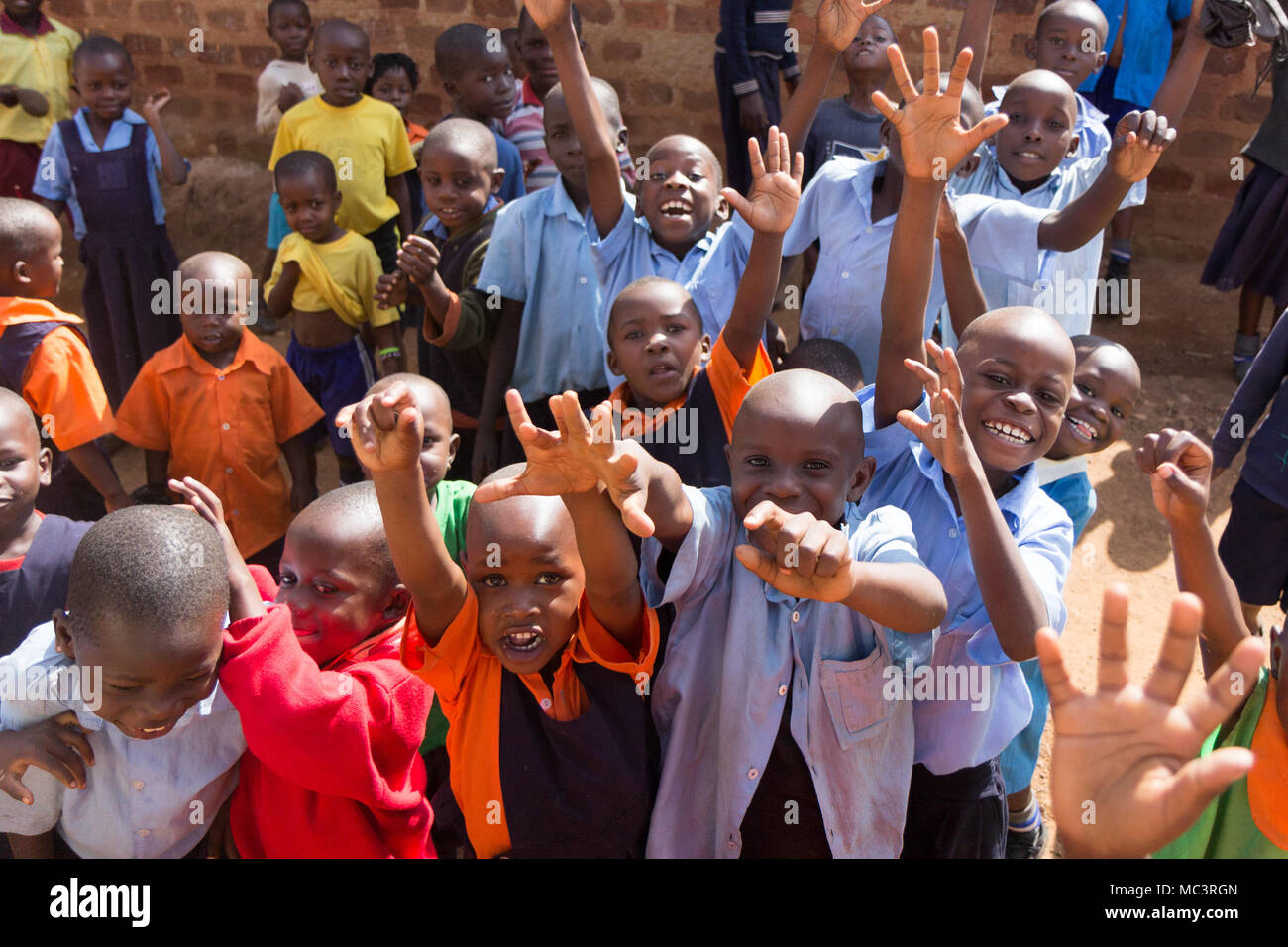 L'Ouganda. 13 juin 2017. Un groupe d'heureux enfants d'une école primaire sourire, rire et forme dans une école primaire. Banque D'Images