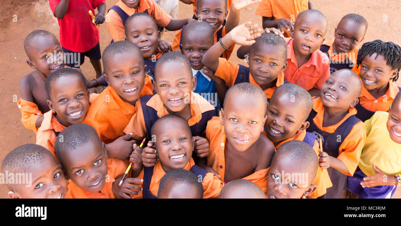 L'Ouganda. 13 juin 2017. Un groupe d'heureux enfants d'une école primaire sourire, rire et forme dans une école primaire. Banque D'Images