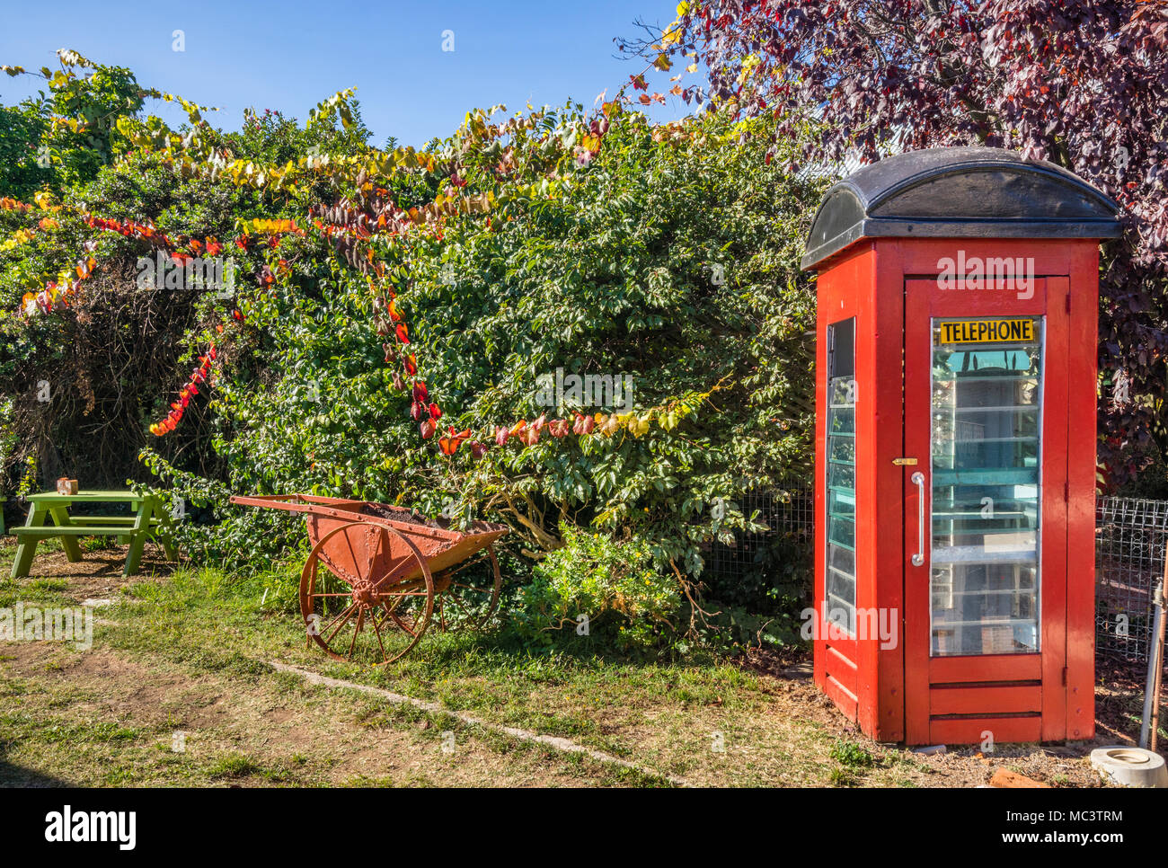 Cabine téléphonique pittoresque dans un cadre idyllique Millthorpe backyard, Central West New South Wales, Australie Banque D'Images