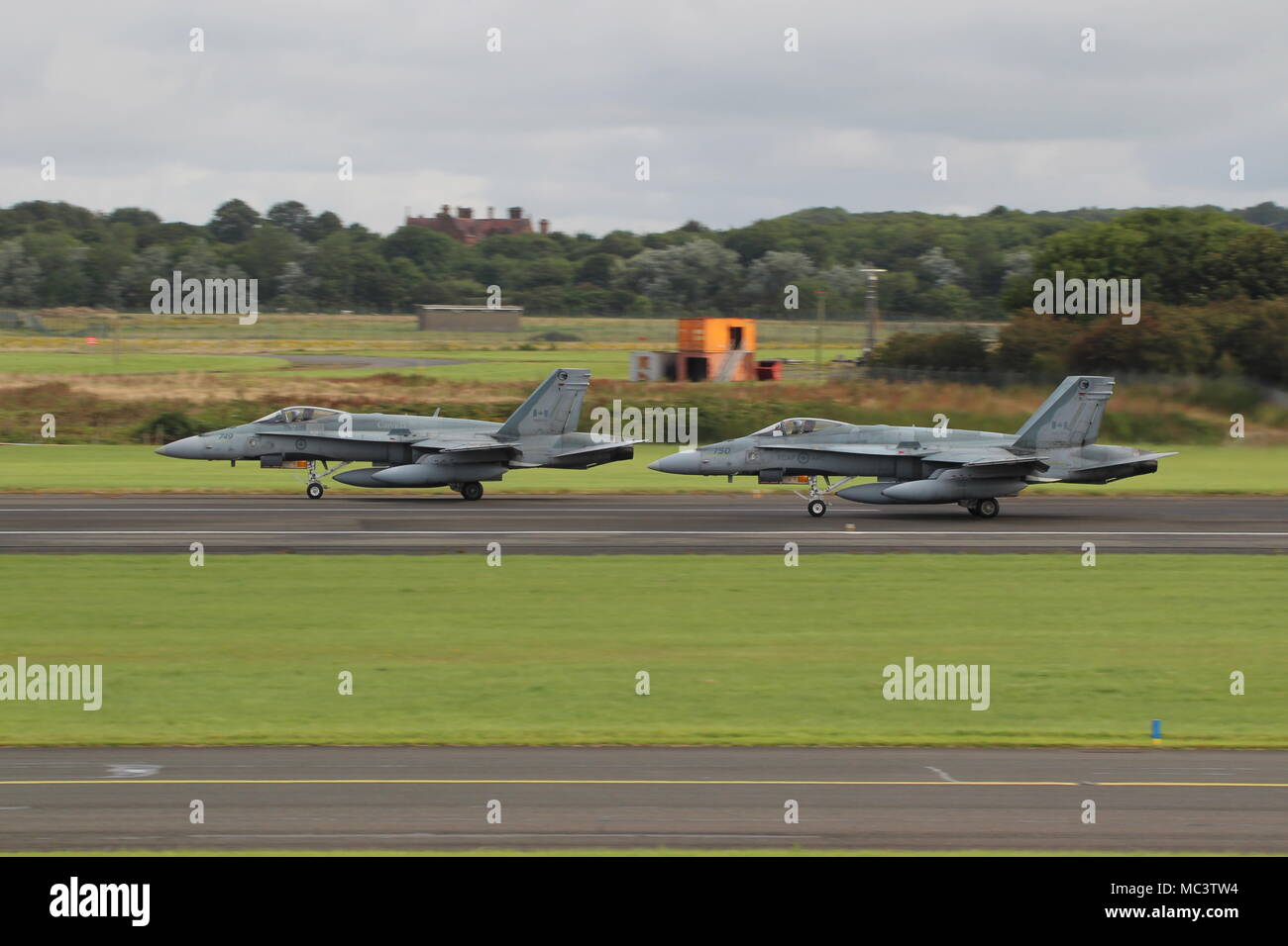 McDonnell Douglas CF-188un Hornet (188749 et 188750) utilisés par la Royal Canadian Air Force, au départ de l'Aéroport International de Prestwick en Ayrshire. Banque D'Images