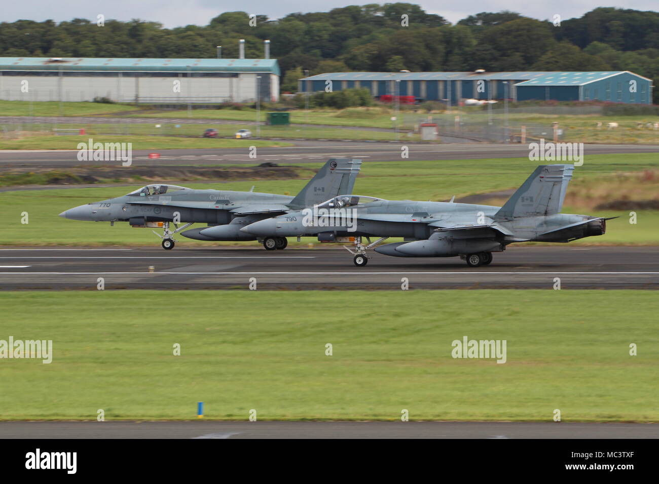 McDonnell Douglas CF-188un Hornet (188770 et 188790) utilisés par la Royal Canadian Air Force, au départ de l'Aéroport International de Prestwick en Ayrshire. Banque D'Images