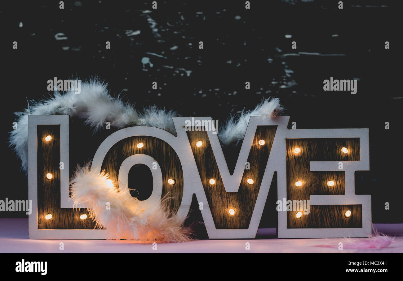 Signe d'amour sur fond sombre Banque D'Images