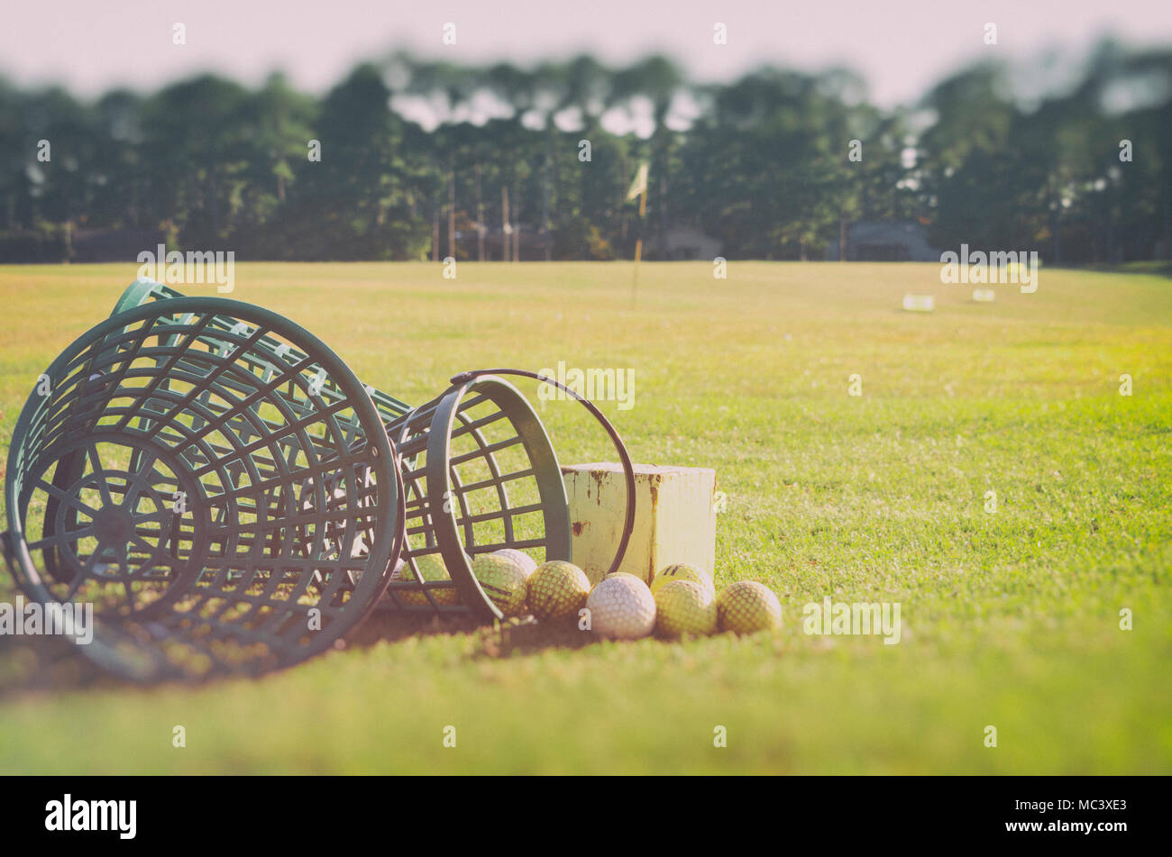 Golf au terrain de basket avec des balles de golf au cours de la