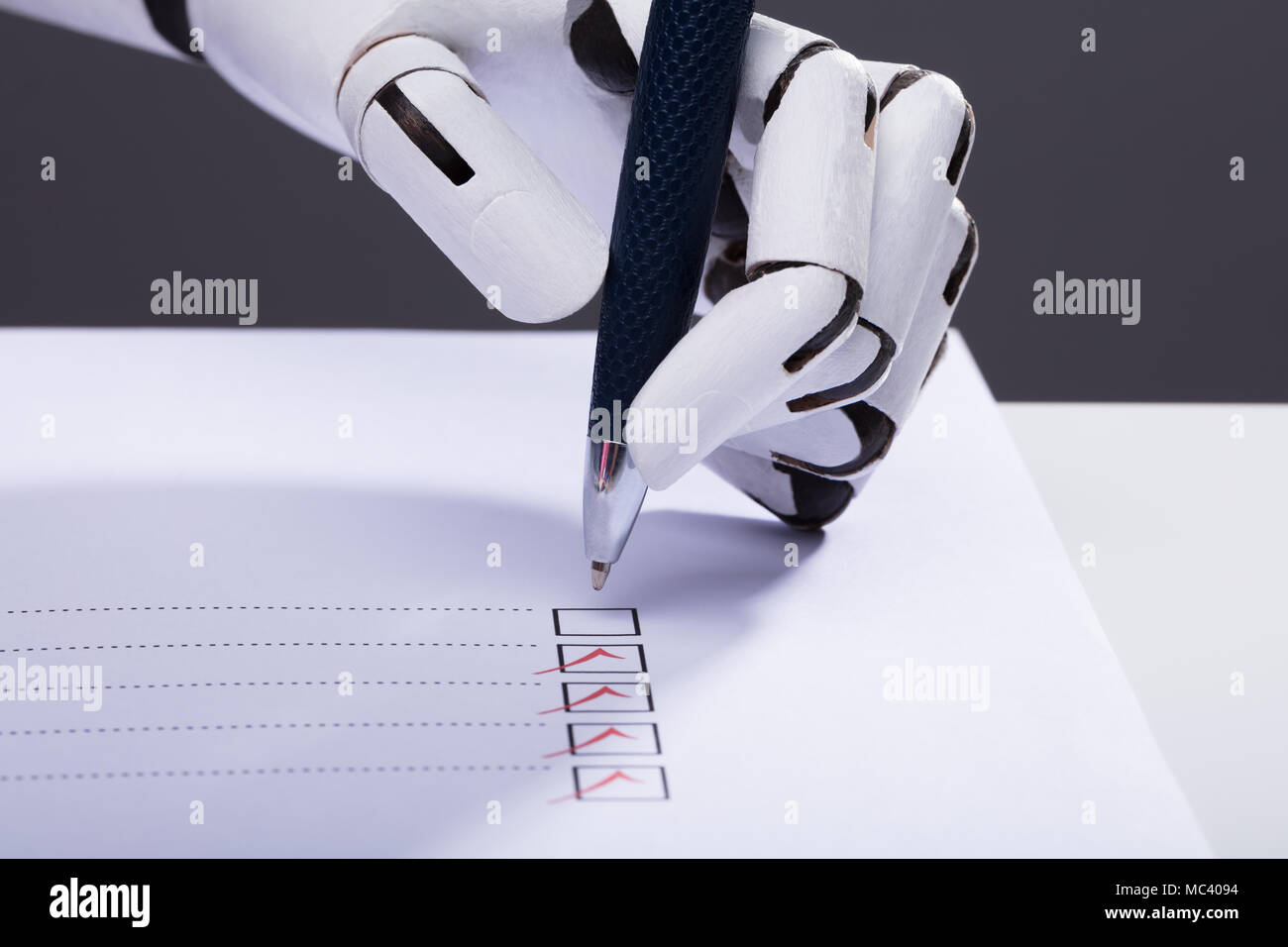 Close-up d'un Robot part cochant des cases à cocher sur le Document avec stylet Banque D'Images