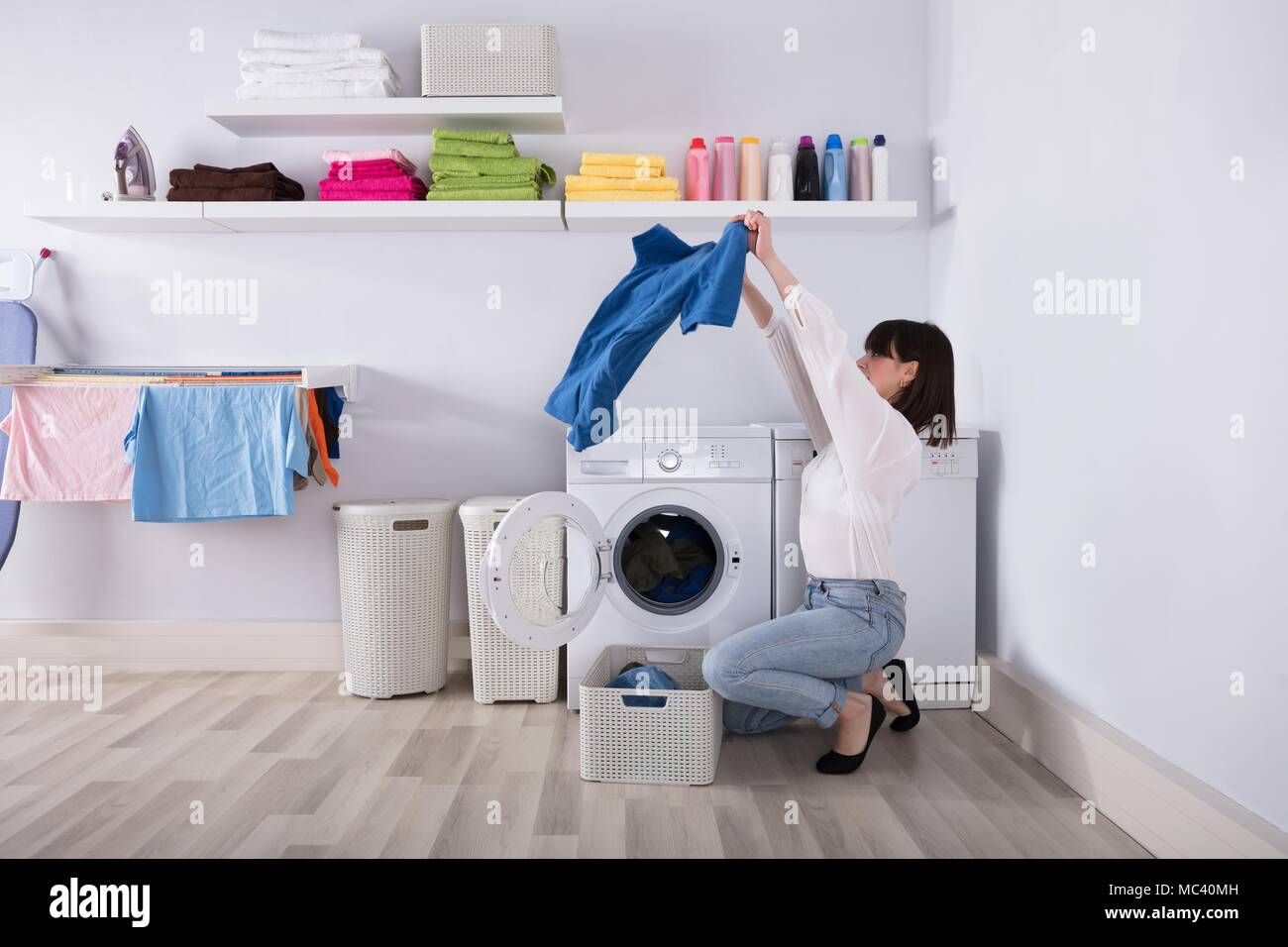 Woman T-shirt devant ouvrir un lave-linge Banque D'Images