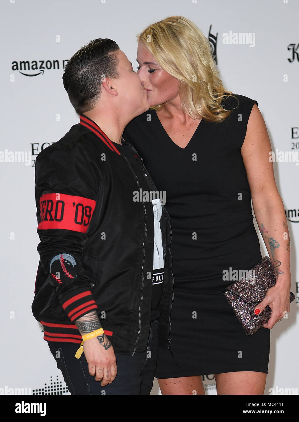 Berlin, Allemagne. Apr 12, 2018. 12 avril 2018, Allemagne, Berlin : Kerstin Ott (l) et sa femme Karolina Koeppen arrivent pour la 27e cérémonie de remise des prix de la musique allemande, de l'écho. Credit : Britta Pedersen/dpa-Zentralbild/dpa/Alamy Live News Banque D'Images