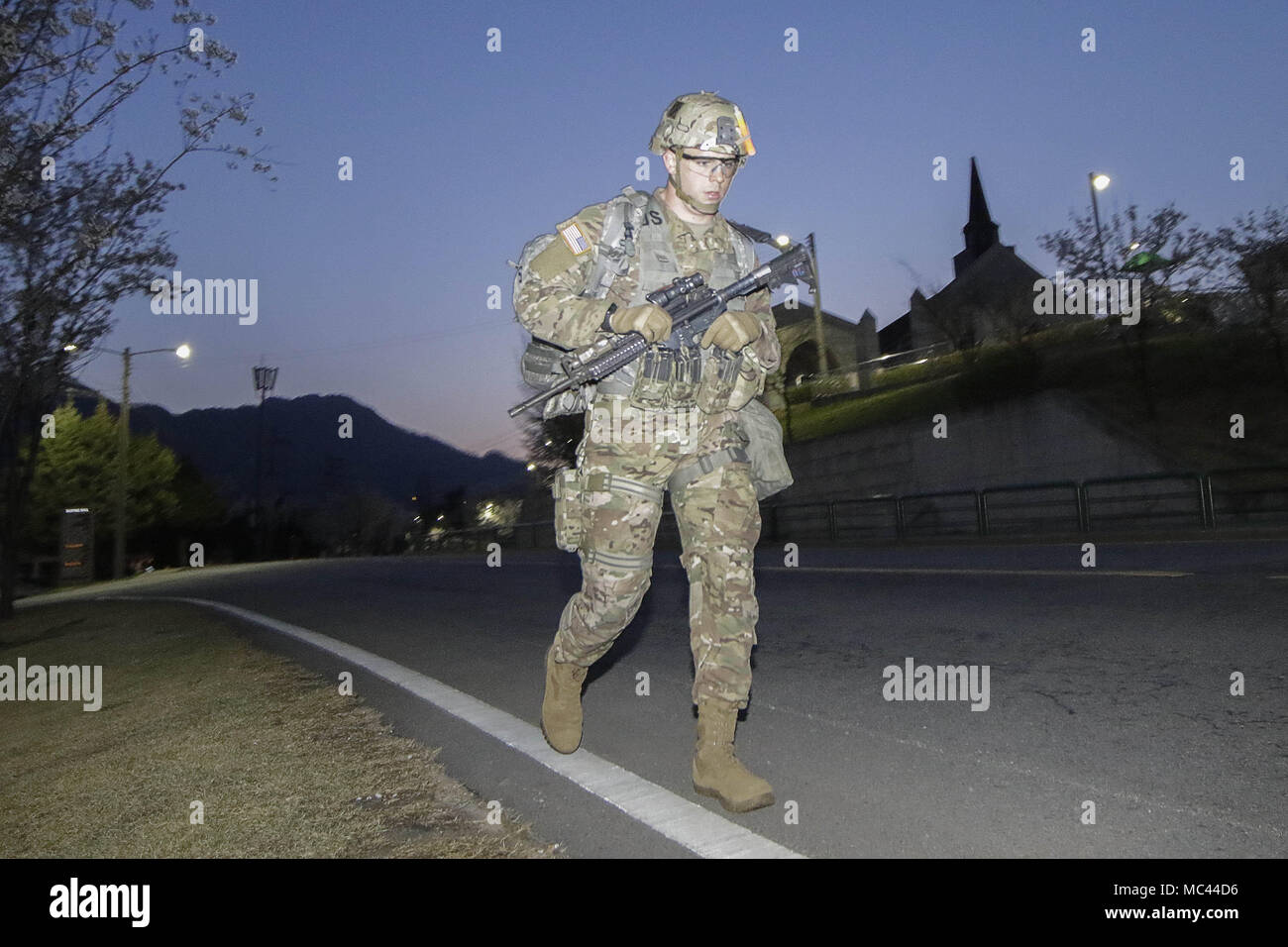 12 avril 2018 - ce moment à Seoul, Seoul, Corée du Sud - Camp Casey, de Corée du Sud et les États-Unis Concurrents militaires exécuter pour leur 12km pied mars lors d'une meilleure concurrence au Camp Casey en ce moment à Seoul, Corée du Sud. Meilleur Guerrier Concours organisé chaque année sur l'événement annuel de militaires américains. (Crédit Image : © Ryu Seung-Il via Zuma sur le fil) Banque D'Images