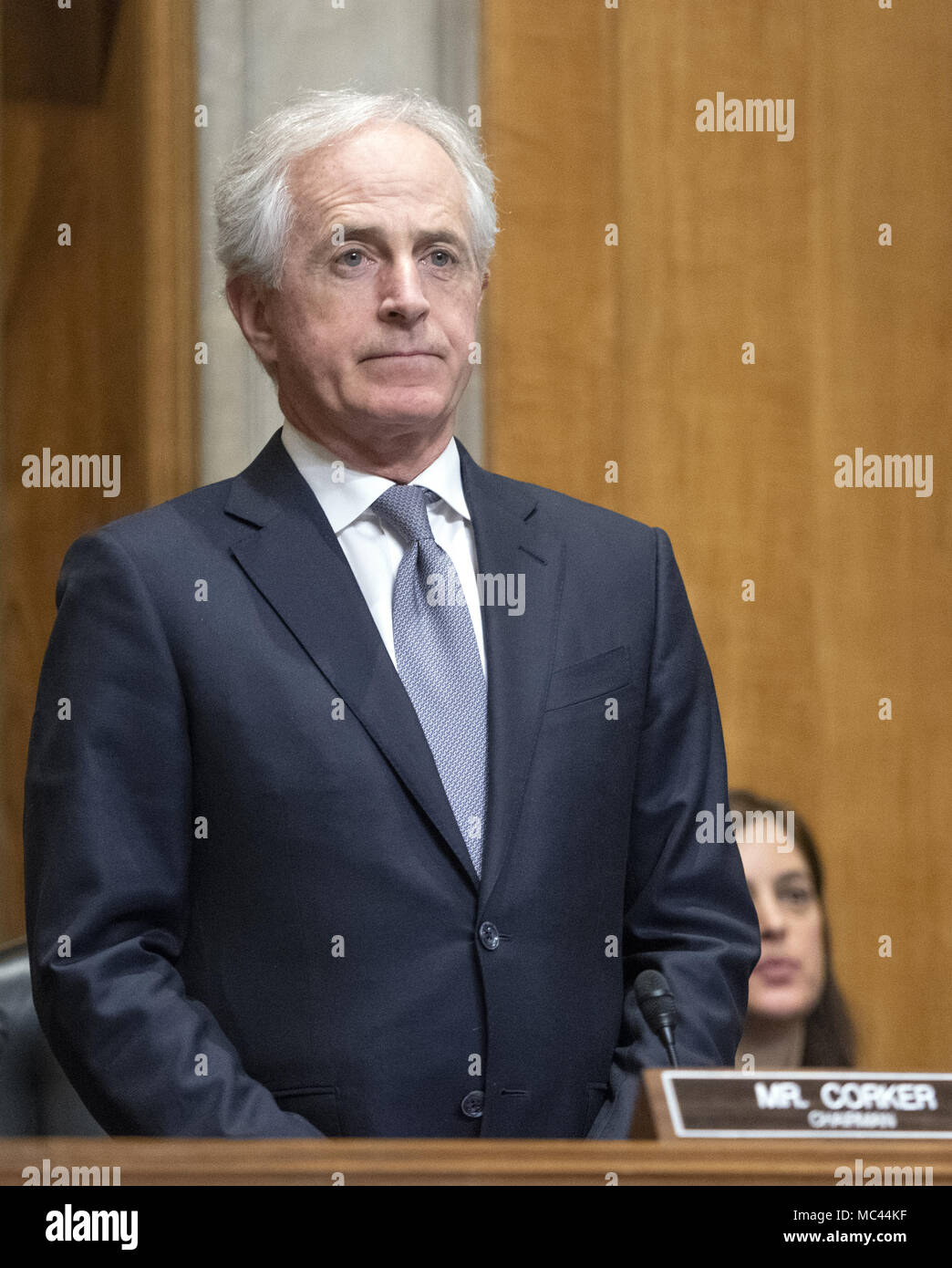 Washington, District de Columbia, Etats-Unis. Apr 12, 2018. Le sénateur américain Bob Corker (républicain du Tennessee), président, Comité du Sénat américain sur les relations étrangères, il écoute le directeur de la CIA Mike Pompeo témoigner sur sa nomination à la secrétaire d'État devant le comité sur la colline du Capitole à Washington, DC le jeudi 12 avril, 2018.Credit : Ron Sachs/CNP Crédit : Ron Sachs/CNP/ZUMA/Alamy Fil Live News Banque D'Images