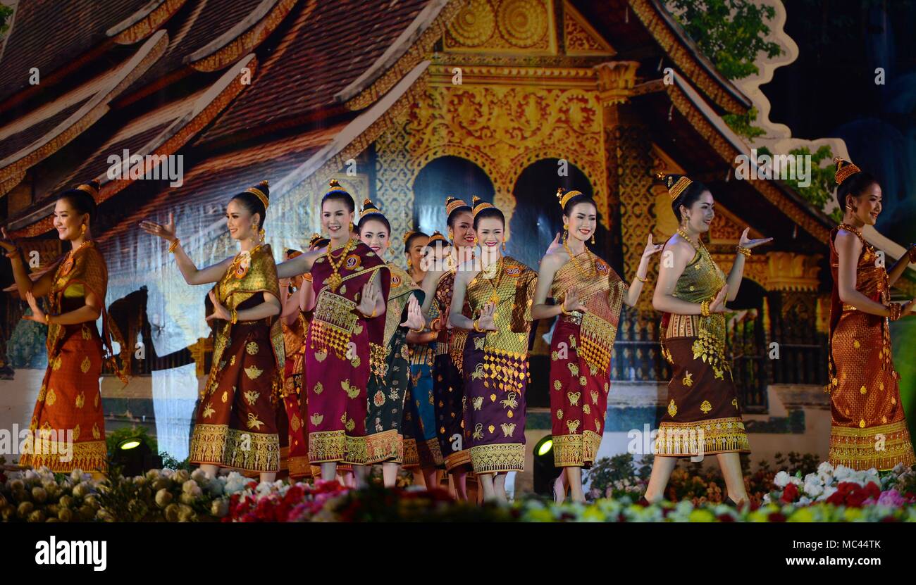 Vientiane, Laos. Apr 12, 2018. Les participants prennent part au concours 2018 Miss Luang Prabang à Luang Prabang, Laos, le 12 avril 2018. Gagnants du concours 2018 Miss Luang Prabang se joindront à la célébration de la parade du Nouvel An Lao. Credit : Liu Ailun/Xinhua/Alamy Live News Banque D'Images