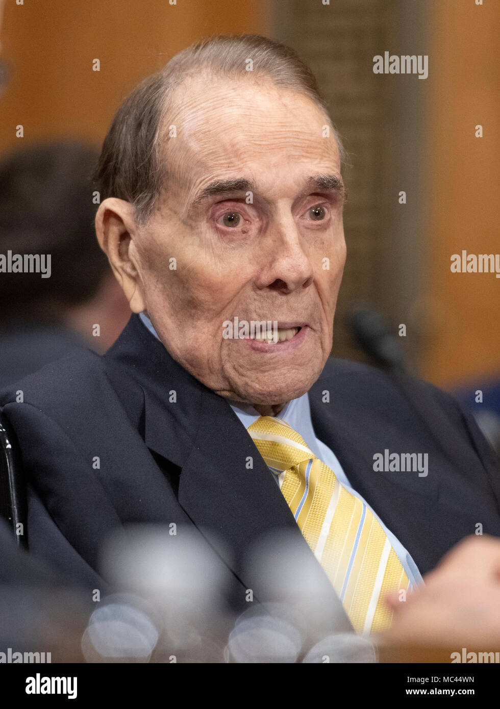 L'ancien chef de la majorité au Sénat Bob Dole (républicain du Kansas) approuve la nomination de Mike, Directeur de la CIA, Pompeo pour être secrétaire d'Etat devant le Senate Committee on Foreign Relations sur la colline du Capitole à Washington, DC le jeudi 12 avril, 2018. Credit : Ron Sachs/CNP /MediaPunch Banque D'Images