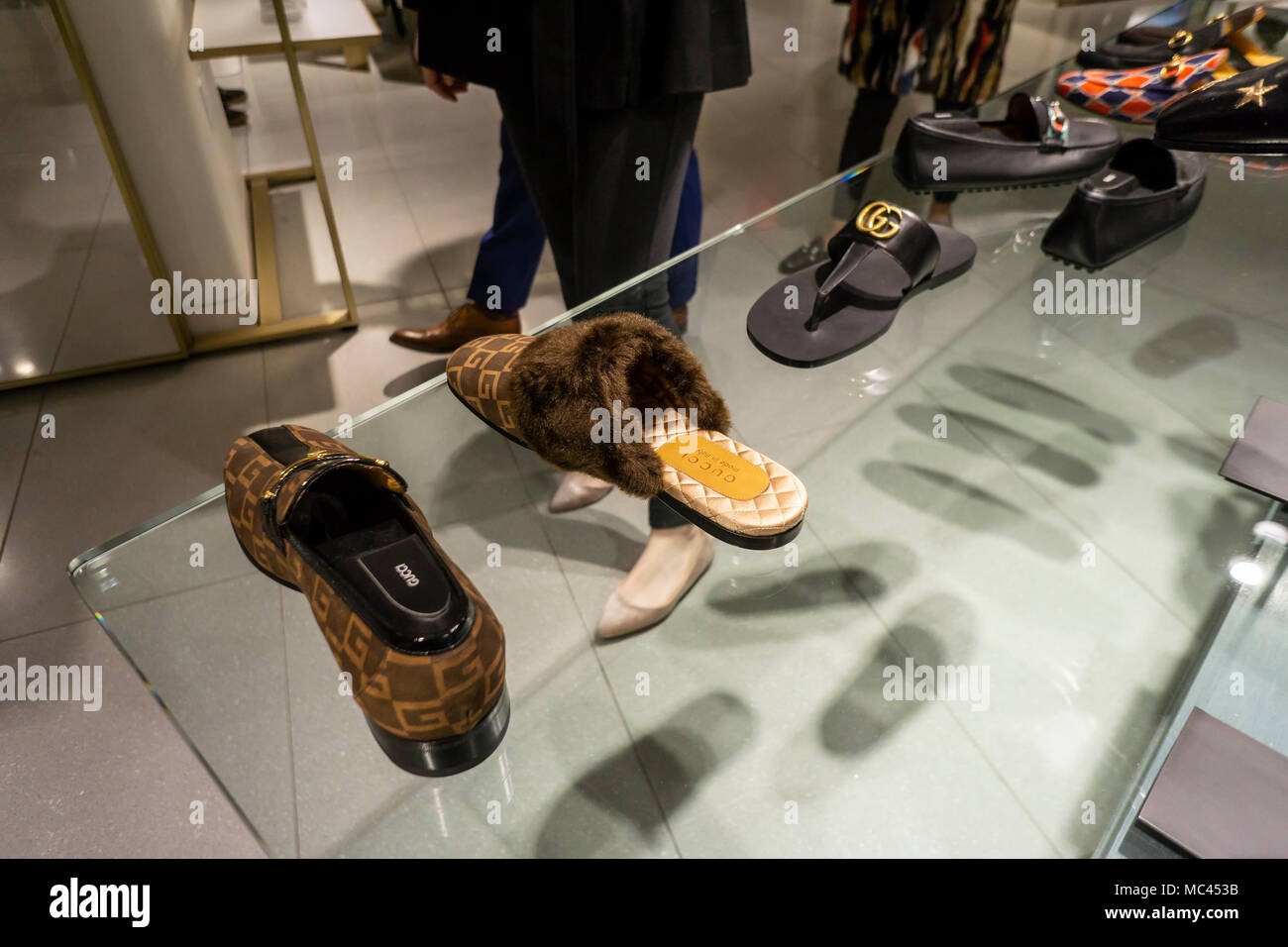 New York, USA. Apr 12, 2018. Chaussures Gucci à l'intérieur de la chaussure  dans le nouveau ministère Nordstrom Men's Store dans le centre de Manhattan  à New York le jour de son