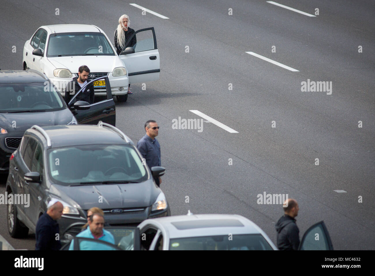 Tel Aviv, Israël. Apr 12, 2018. Les gens s'arrêter sur une rue comme une sirène de deux minutes se déclenche à travers Israël pour marquer la Journée du souvenir de l'Holocauste, à Tel Aviv, Israël, le 12 avril 2018. Source : Xinhua/JINI/Alamy Live News Banque D'Images