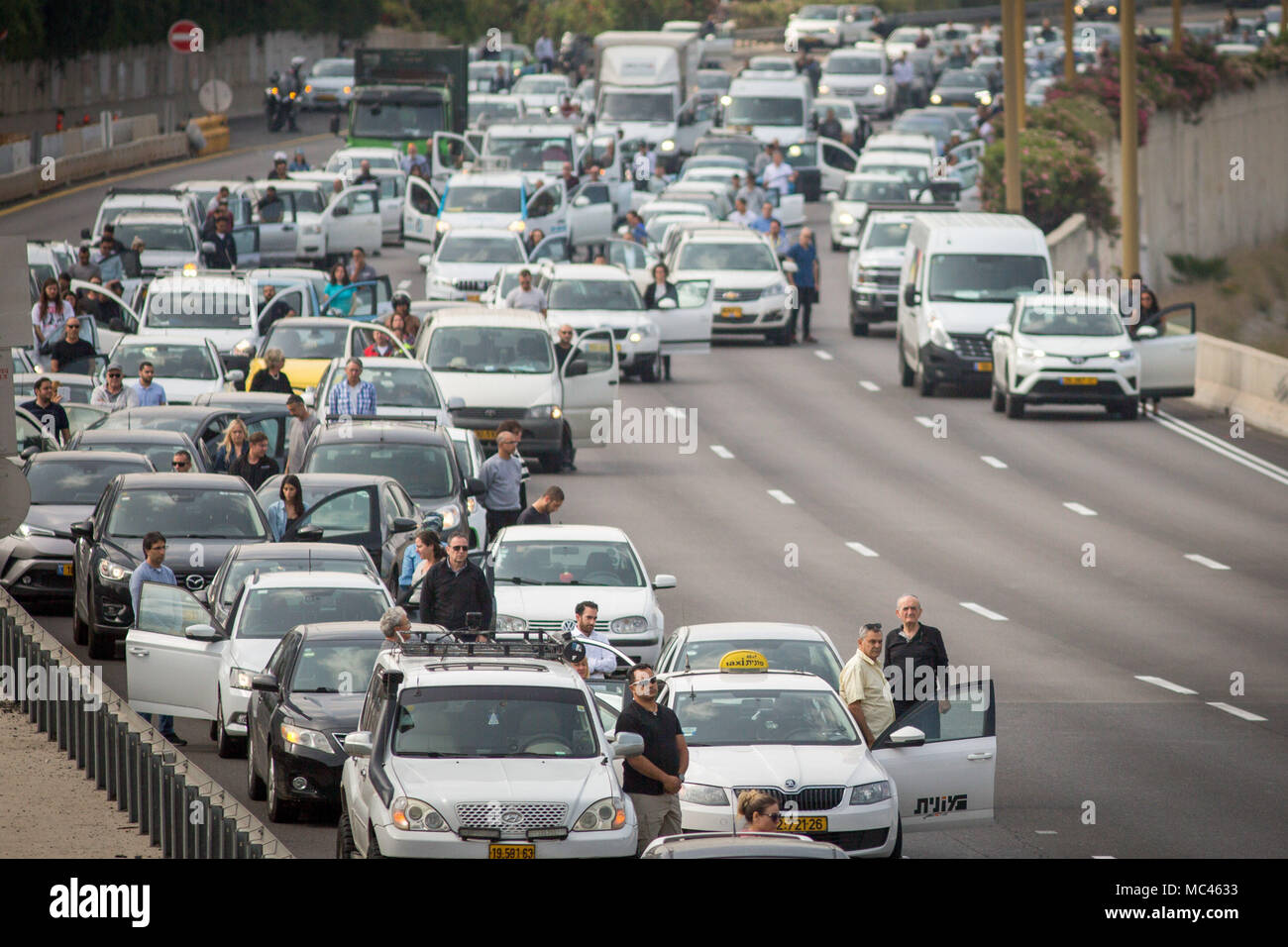 Tel Aviv, Israël. Apr 12, 2018. Les gens s'arrêter sur une rue comme une sirène de deux minutes se déclenche à travers Israël pour marquer la Journée du souvenir de l'Holocauste, à Tel Aviv, Israël, le 12 avril 2018. Source : Xinhua/JINI/Alamy Live News Banque D'Images