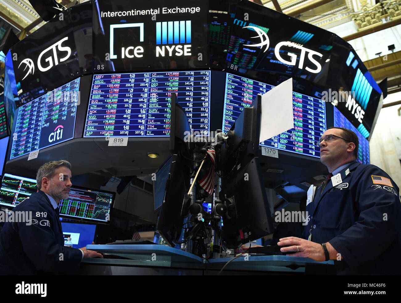 New York, USA. Apr 12, 2018. Traders travailler à la Bourse de New York à New York, États-Unis, le 12 avril 2018. Stocks américains plus fermé le jeudi. Le Dow Jones Industrial Average a gagné 293,60 points, ou 1,21  %, à 24 483,05. Le S&P 500 a augmenté de 21,80 points, ou 0,83  %, à 2 663,99. L'indice composé Nasdaq est en hausse de 71,22 points, ou 1,01  %, à 7 140,25. Crédit : Li Rui/Xinhua/Alamy Live News Banque D'Images