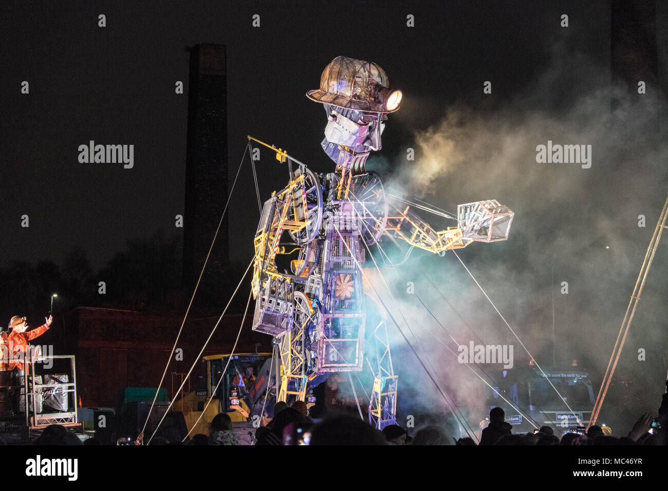 Swansea, Pays de Galles, Royaume-Uni. 12 avril, 2018. Son, lumière et feu d'artifice,nuit affichage de 'l'homme',moteur à Hafod-Morfa,Copperworks north Swansea au Pays de Galles, U.K.,Swansea, Pays de Galles, Royaume-Uni. Apr 12, 2018. 'L'homme' moteur à Swansea, Pays de Galles, Royaume-Uni.'l'homme' moteur arrive à Swansea dans le cadre d'une plus grande que nature guidée qui raconte l'histoire de la façon dont la révolution industrielle du pays de Galles en forme.Dans le cadre de la "résurrection" du moteur d'une tournée au Royaume-Uni, le Welsh visiter,appelé'Mun moteur Cymru Crédit : Paul Quayle/Alamy Live News Banque D'Images