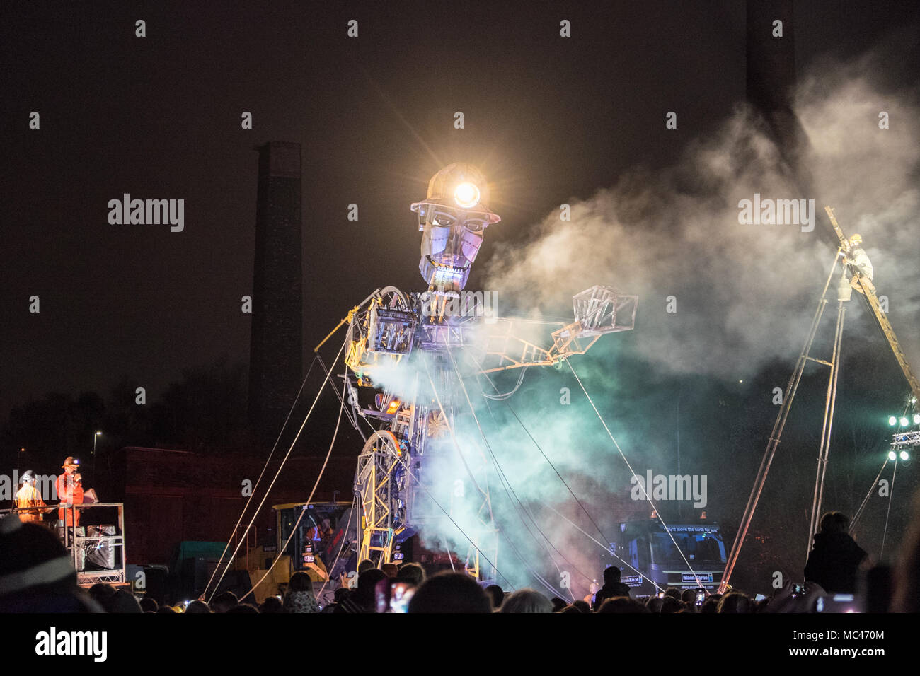 Swansea, Pays de Galles, Royaume-Uni. 12 avril, 2018. Son, lumière et feu d'artifice,nuit affichage de 'l'homme',moteur à Hafod-Morfa,Copperworks north Swansea au Pays de Galles, U.K.,Swansea, Pays de Galles, Royaume-Uni. Apr 12, 2018. 'L'homme' moteur à Swansea, Pays de Galles, Royaume-Uni.'l'homme' moteur arrive à Swansea dans le cadre d'une plus grande que nature guidée qui raconte l'histoire de la façon dont la révolution industrielle du pays de Galles en forme.Dans le cadre de la "résurrection" du moteur d'une tournée au Royaume-Uni, le Welsh visiter,appelé'Mun moteur Cymru Crédit : Paul Quayle/Alamy Live News Banque D'Images