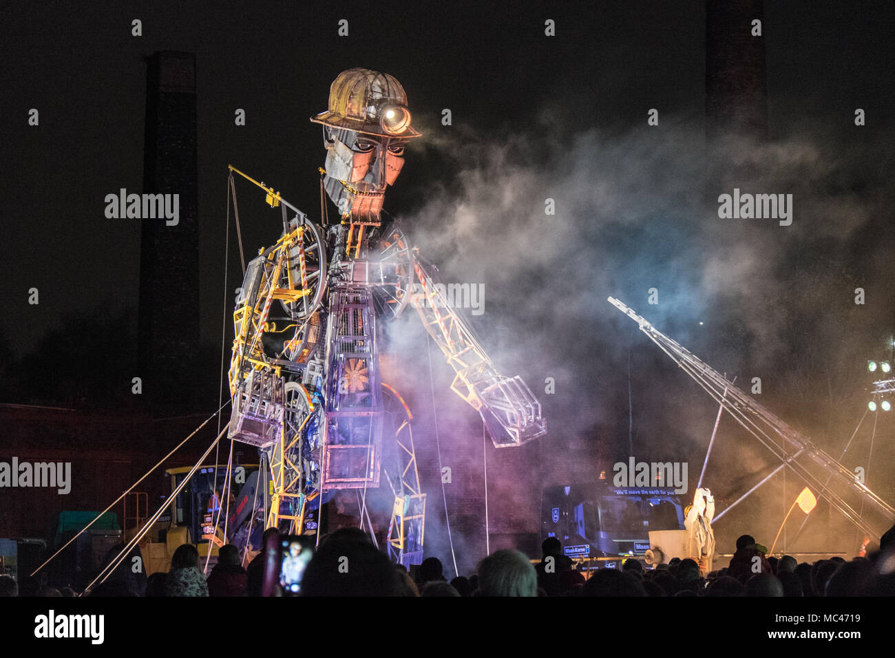 Swansea, Pays de Galles, Royaume-Uni. 12 avril, 2018. Son, lumière et feu d'artifice,nuit affichage de 'l'homme',moteur à Hafod-Morfa,Copperworks north Swansea au Pays de Galles, U.K.,Swansea, Pays de Galles, Royaume-Uni. Apr 12, 2018. 'L'homme' moteur à Swansea, Pays de Galles, Royaume-Uni.'l'homme' moteur arrive à Swansea dans le cadre d'une plus grande que nature guidée qui raconte l'histoire de la façon dont la révolution industrielle du pays de Galles en forme.Dans le cadre de la "résurrection" du moteur d'une tournée au Royaume-Uni, le Welsh visiter,appelé'Mun moteur Cymru Crédit : Paul Quayle/Alamy Live News Banque D'Images