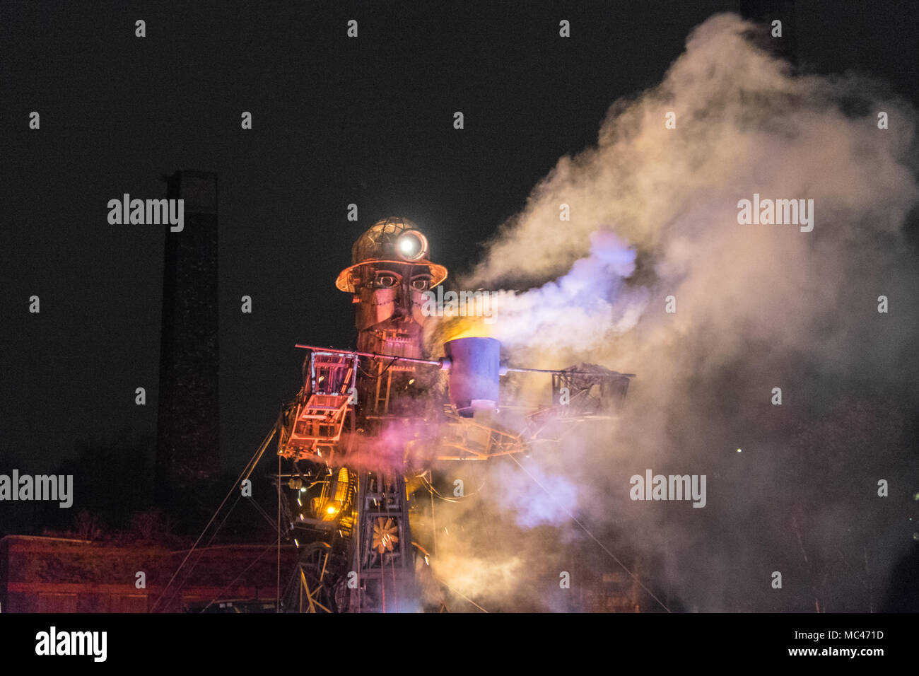 Swansea, Pays de Galles, Royaume-Uni. 12 avril, 2018. Son, lumière et feu d'artifice,nuit affichage de 'l'homme',moteur à Hafod-Morfa,Copperworks north Swansea au Pays de Galles, U.K.,Swansea, Pays de Galles, Royaume-Uni. Apr 12, 2018. 'L'homme' moteur à Swansea, Pays de Galles, Royaume-Uni.'l'homme' moteur arrive à Swansea dans le cadre d'une plus grande que nature guidée qui raconte l'histoire de la façon dont la révolution industrielle du pays de Galles en forme.Dans le cadre de la "résurrection" du moteur d'une tournée au Royaume-Uni, le Welsh visiter,appelé'Mun moteur Cymru Crédit : Paul Quayle/Alamy Live News Banque D'Images