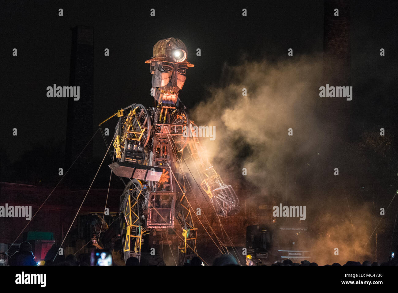 Swansea, Pays de Galles, Royaume-Uni. 12 avril, 2018. Son, lumière et feu d'artifice,nuit affichage de 'l'homme',moteur à Hafod-Morfa,Copperworks north Swansea au Pays de Galles, U.K.,Swansea, Pays de Galles, Royaume-Uni. Apr 12, 2018. 'L'homme' moteur à Swansea, Pays de Galles, Royaume-Uni.'l'homme' moteur arrive à Swansea dans le cadre d'une plus grande que nature guidée qui raconte l'histoire de la façon dont la révolution industrielle du pays de Galles en forme.Dans le cadre de la "résurrection" du moteur d'une tournée au Royaume-Uni, le Welsh visiter,appelé'Mun moteur Cymru Crédit : Paul Quayle/Alamy Live News Banque D'Images