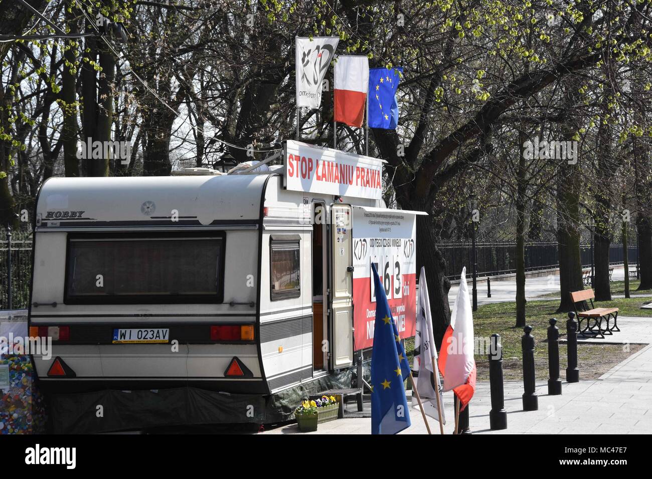 11 avril 2018 Le Premier Ministre de la Pologne est encore protester devant la protestation du comité de défense de la démocratie. Apr 12, 2018. Les manifestants exigent la publication de l'arrêt du Tribunal constitutionnel en mars 2015 Credit : Crédit : /ZUMA Wire/Alamy Live News Banque D'Images