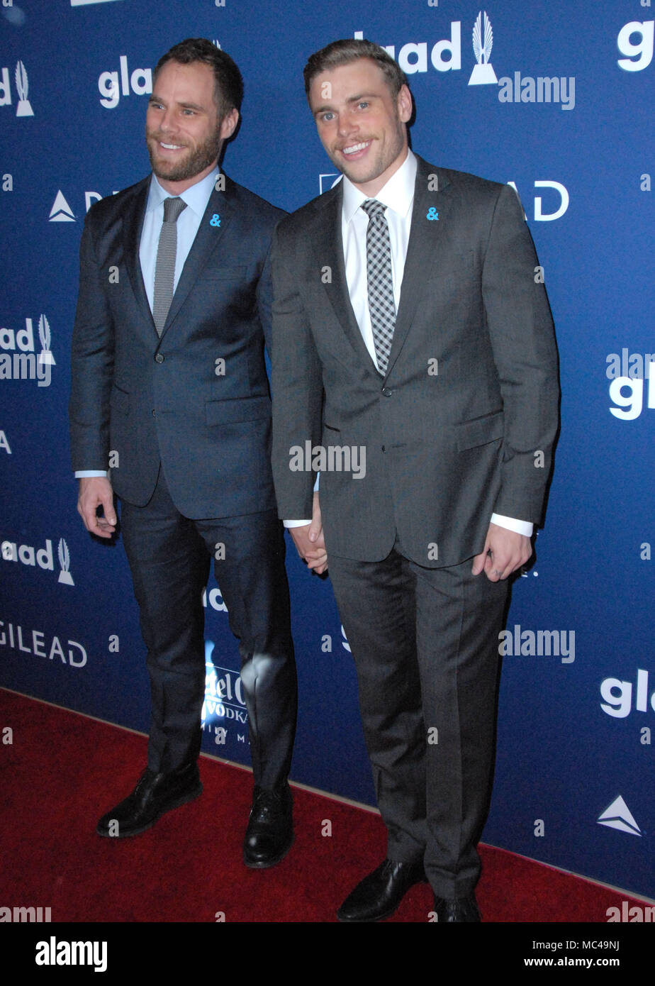 Los Angeles, Californie, USA. 12 avril, 2018. L'olympienne skieur acrobatique américain Gus Kenworthy (R) et partenaire Matthew Wilkas (L) assiste à la 29e assemblée annuelle GLAAD Media Awards au Beverly Hilton Hotel, le 12 avril, 2-18 à Beverly Hills, Californie. Photo de Barry King/Alamy Live News Banque D'Images