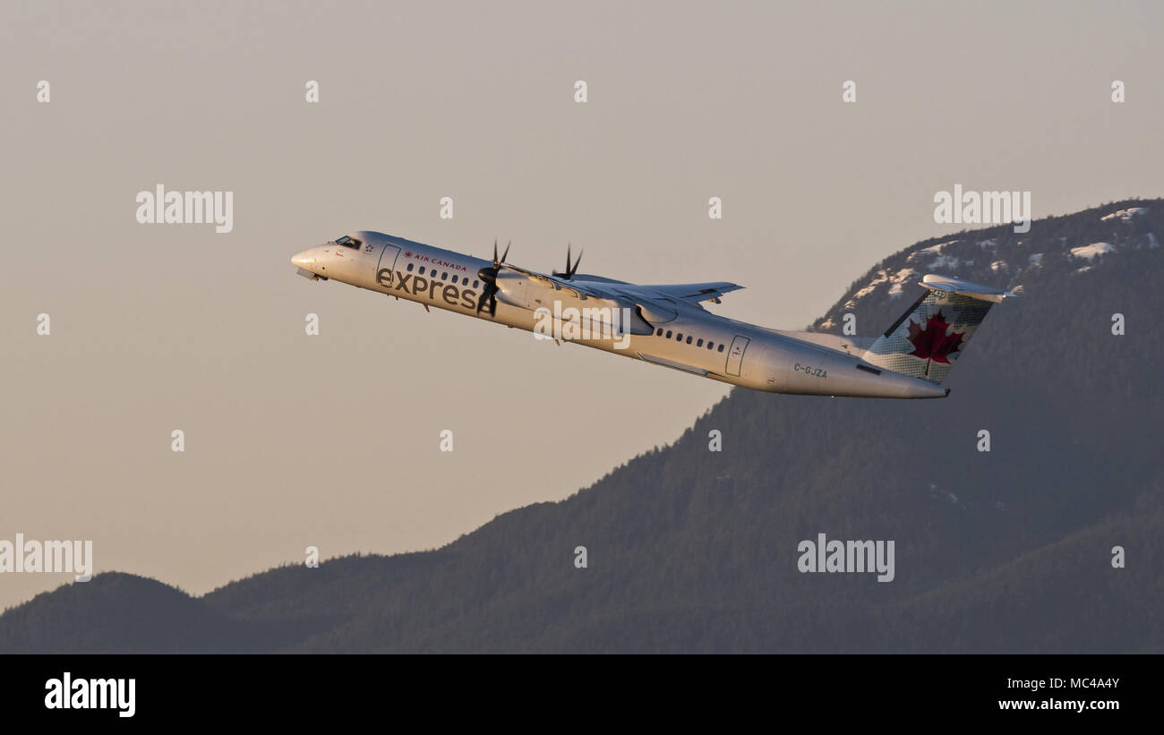 10 mars 2018 - Richmond, Colombie-Britannique, Canada - Air Canada Express, un Bombardier Dash 8 Q400 (C-GJZA) jumeaux turbopropulseurs avion régional, exploités par Jazz, décolle de l'Aéroport International de Vancouver. Jazz Aviation LP (Jazz) est une filiale de Chorus Aviation Inc. et est situé à Dartmouth, en Nouvelle-Écosse, Canada. (Crédit Image : © Bayne Stanley via Zuma sur le fil) Banque D'Images