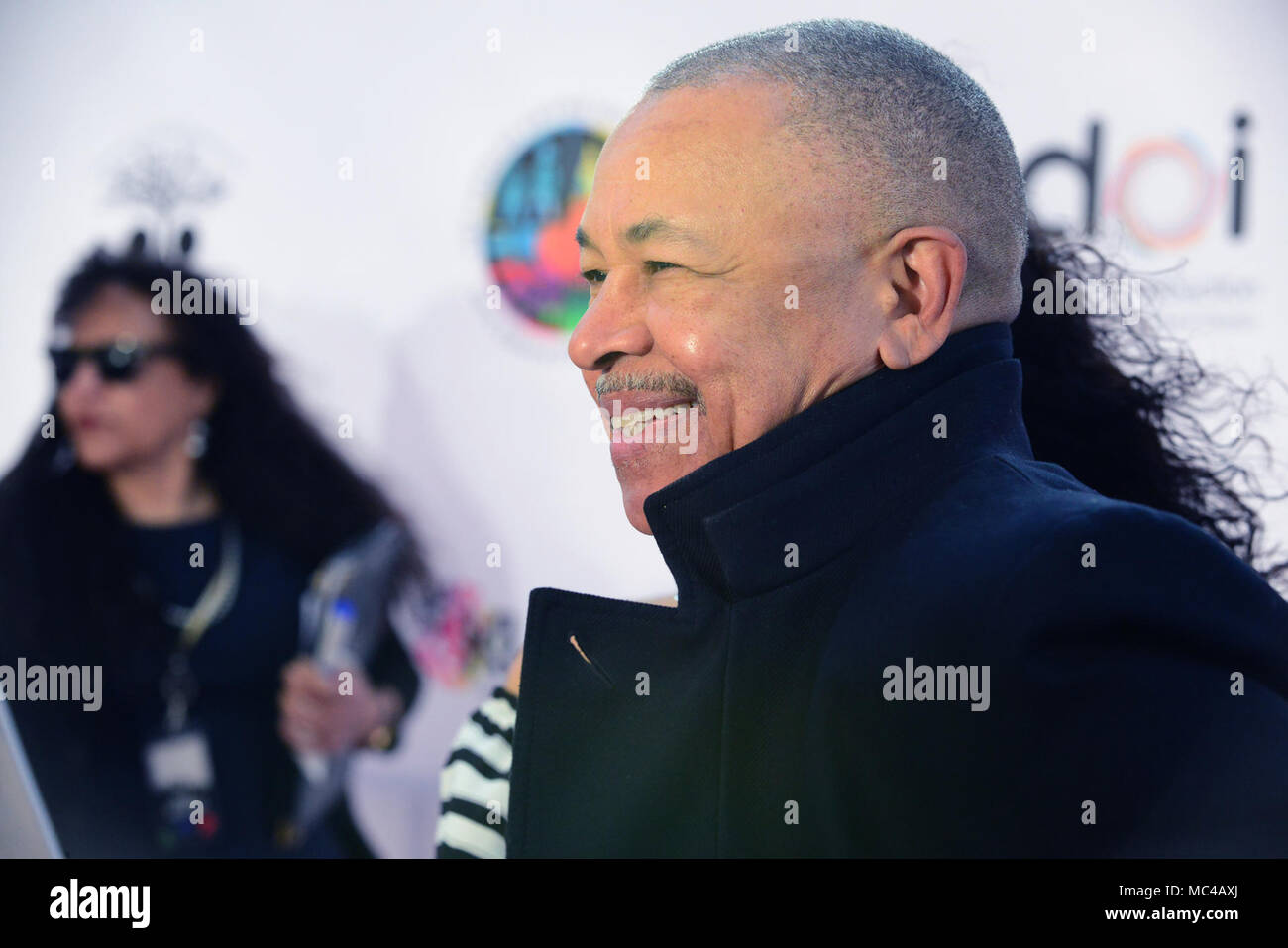 Los Angeles, CA, USA. Apr 12, 2018. Musicien - RALPJ JOHNSON, membre d'origine de la Terre, le vent, et le feu, sur le tapis rouge à la Nous sommes l'un concert bénéfice pour les arts, en soutenant la musique et l'art à Los Angeles Unified School District, le Dorothy Chandler Pavilion, Los Angeles, Californie, USA, le 12 avril 2018. Le premier concert bénéfice annuel pour l'éducation artistique pour l'image de crédit.LAUSD cr Scott Mitchell/ZUMA Press Crédit : Scott Mitchell/ZUMA/Alamy Fil Live News Banque D'Images
