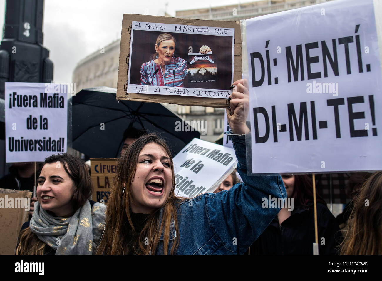 Madrid, Espagne. Apr 12, 2018. Les étudiants de l'Université Rey Juan Carlos de protestation réclamant la démission du président de la Communauté de Madrid Cristina Cifuentes et pour le recteur de l'université, Javier Ramos, pour le scandale de la soi-disant faux degré de Cifuentes, à Madrid, Espagne. Credit : Marcos del Mazo/Alamy Live News Banque D'Images