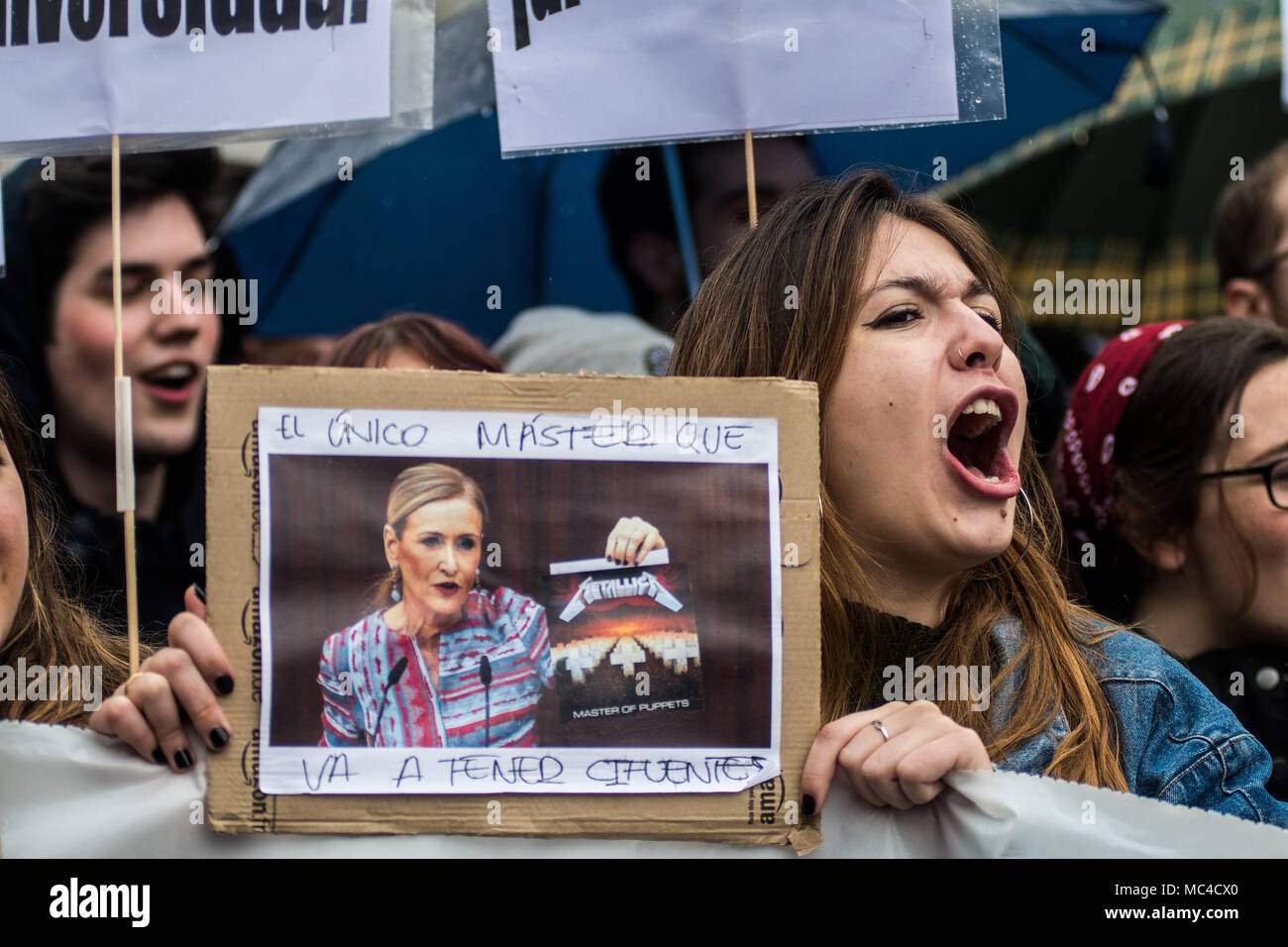 Madrid, Espagne. Apr 12, 2018. Les étudiants de l'Université Rey Juan Carlos de protestation réclamant la démission du président de la Communauté de Madrid Cristina Cifuentes et pour le recteur de l'université, Javier Ramos, pour le scandale de la soi-disant faux degré de Cifuentes, à Madrid, Espagne. Credit : Marcos del Mazo/Alamy Live News Banque D'Images