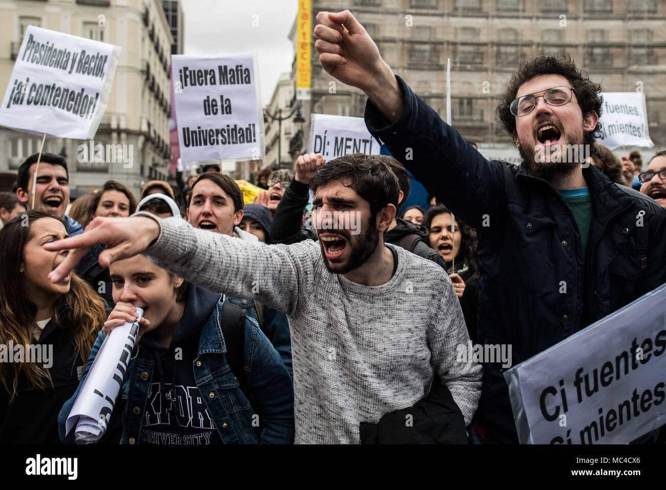 Madrid, Espagne. Apr 12, 2018. Les étudiants de l'Université Rey Juan Carlos de protestation réclamant la démission du président de la Communauté de Madrid Cristina Cifuentes et pour le recteur de l'université, Javier Ramos, pour le scandale de la soi-disant faux degré de Cifuentes, à Madrid, Espagne. Credit : Marcos del Mazo/Alamy Live News Banque D'Images