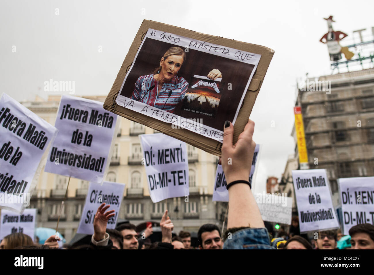 Madrid, Espagne. Apr 12, 2018. Les étudiants de l'Université Rey Juan Carlos de protestation réclamant la démission du président de la Communauté de Madrid Cristina Cifuentes et pour le recteur de l'université, Javier Ramos, pour le scandale de la soi-disant faux degré de Cifuentes, à Madrid, Espagne. Credit : Marcos del Mazo/Alamy Live News Banque D'Images