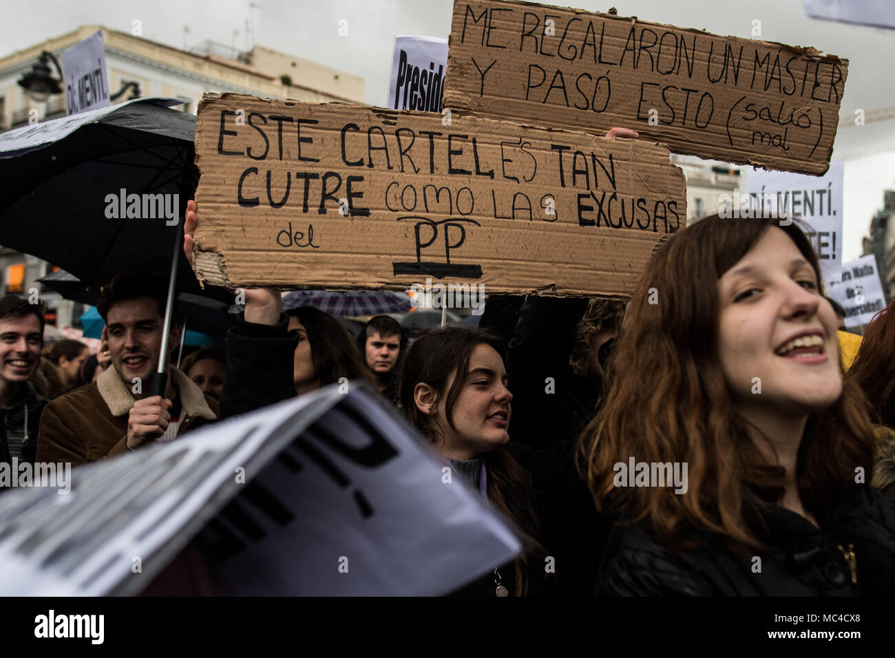 Madrid, Espagne. Apr 12, 2018. Les étudiants de l'Université Rey Juan Carlos de protestation réclamant la démission du président de la Communauté de Madrid Cristina Cifuentes et pour le recteur de l'université, Javier Ramos, pour le scandale de la soi-disant faux degré de Cifuentes, à Madrid, Espagne. Credit : Marcos del Mazo/Alamy Live News Banque D'Images
