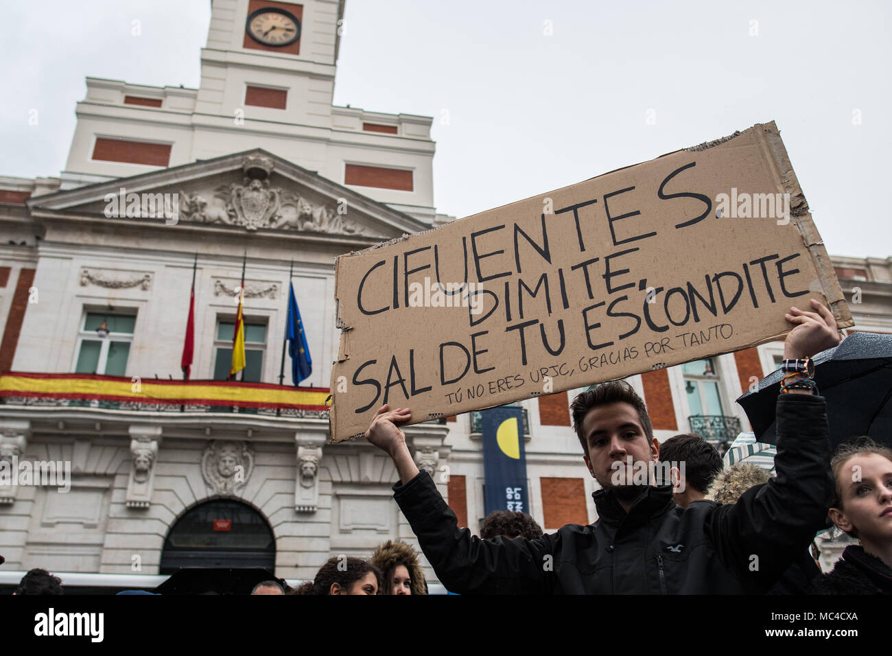 Madrid, Espagne. Apr 12, 2018. Les étudiants de l'Université Rey Juan Carlos de protestation réclamant la démission du président de la Communauté de Madrid Cristina Cifuentes et pour le recteur de l'université, Javier Ramos, pour le scandale de la soi-disant faux degré de Cifuentes, à Madrid, Espagne. Credit : Marcos del Mazo/Alamy Live News Banque D'Images