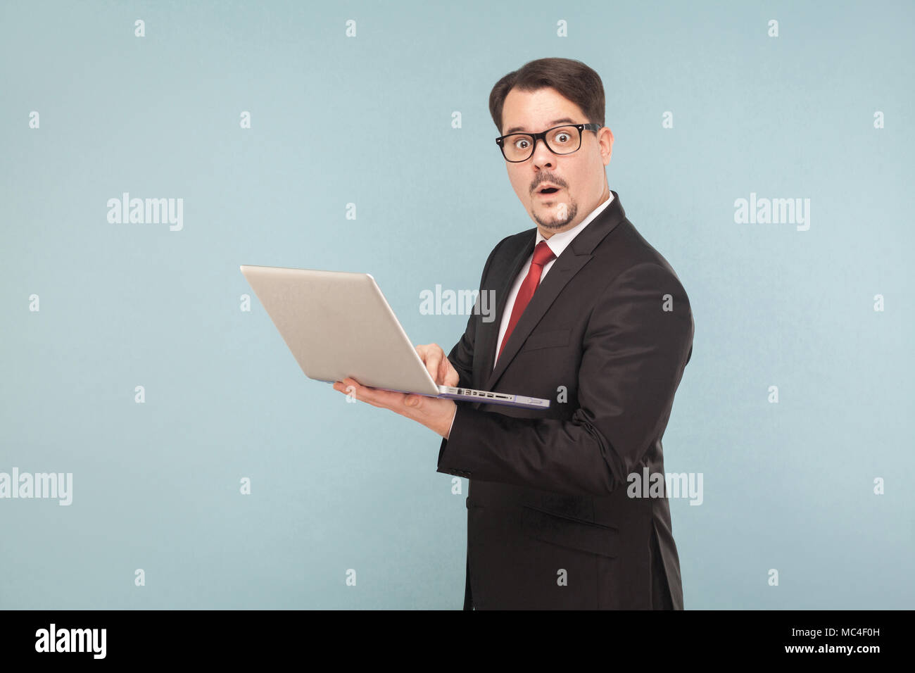 Business, gadgets,technologies. Dans l'homme black. Holding livre de note. Piscine, studio shot, isolé sur fond gris ou bleu clair Banque D'Images