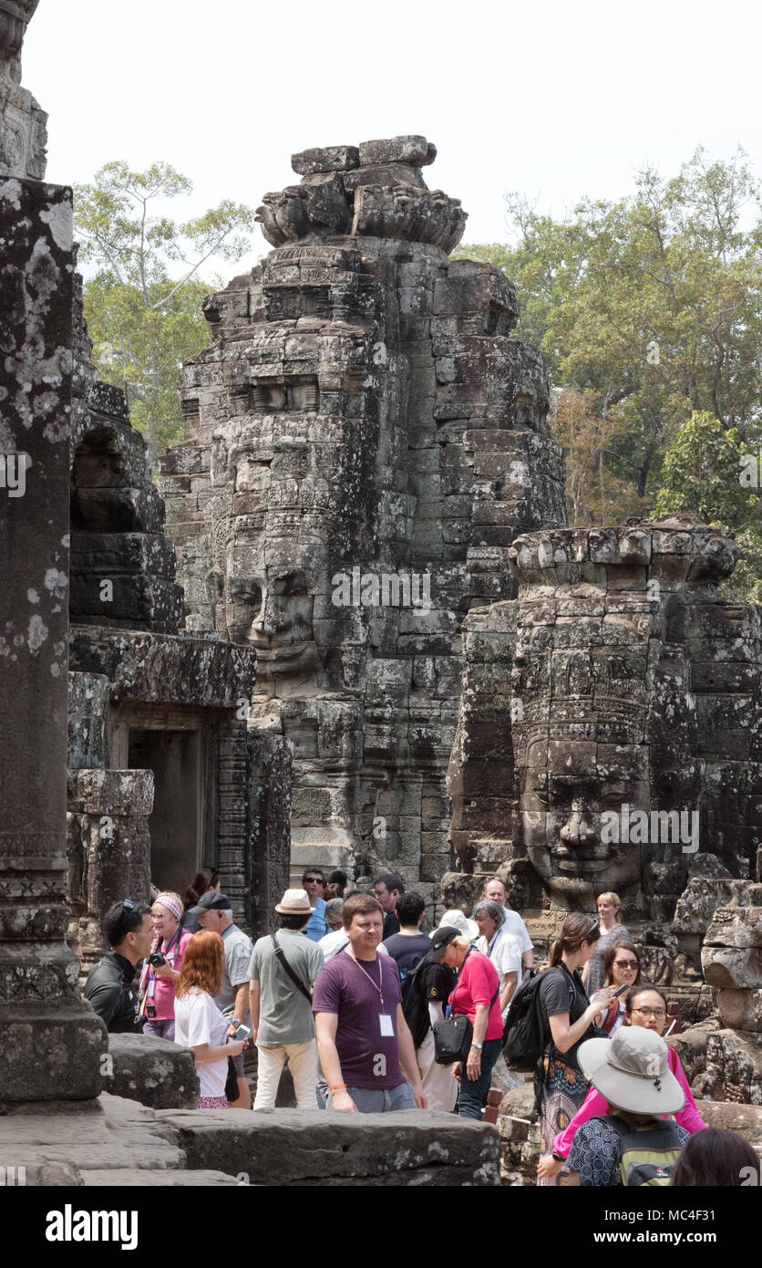 Temple Bayon, Angkor, Cambodge - les touristes à la recherche de visages sculptés au Bouddha, temple Bayon, Angkor Thom, site du patrimoine mondial de l'UNESCO, le Cambodge, l'Asie Banque D'Images
