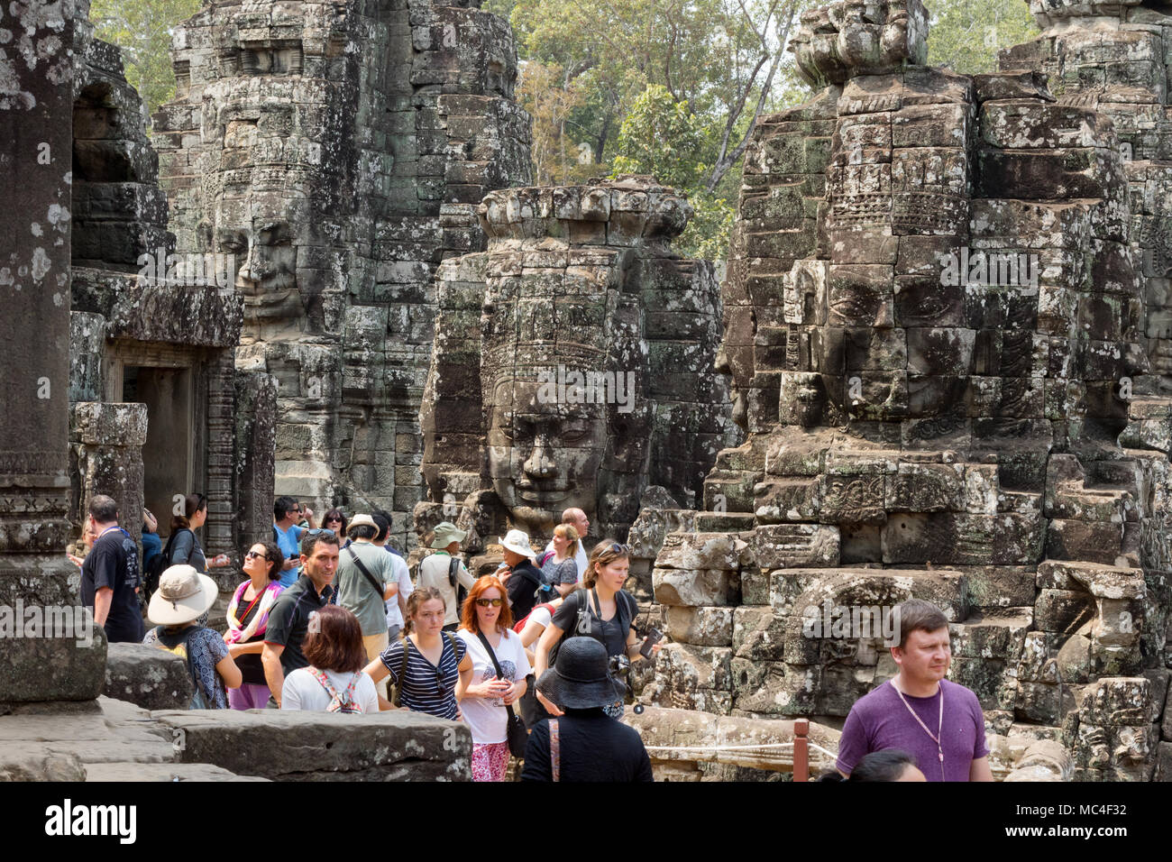 Temple Bayon, Angkor, Cambodge - les touristes à la recherche de visages sculptés au Bouddha, temple Bayon, Angkor Thom, site du patrimoine mondial de l'UNESCO, le Cambodge, l'Asie Banque D'Images