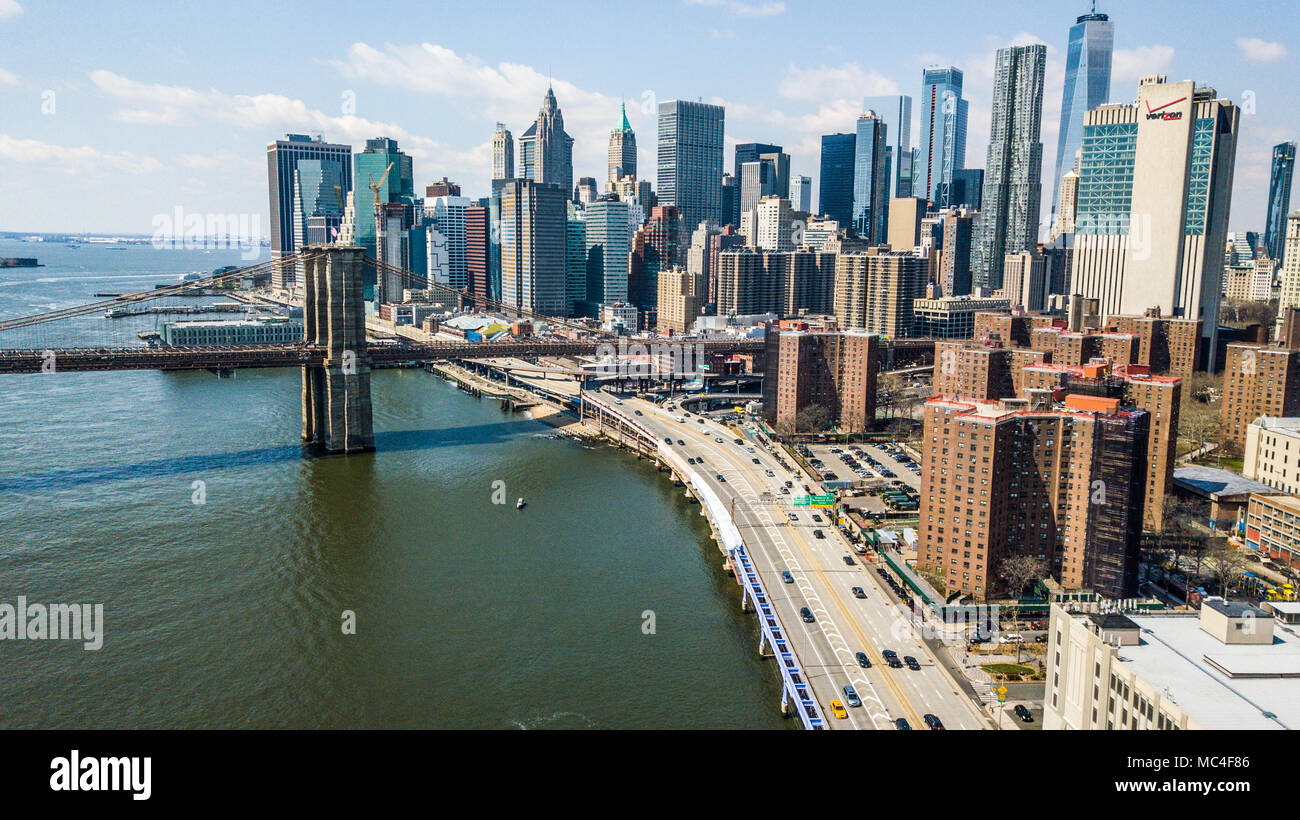 La FDR Drive, le pont de Brooklyn et Manhattan skyline, New York City, USA Banque D'Images
