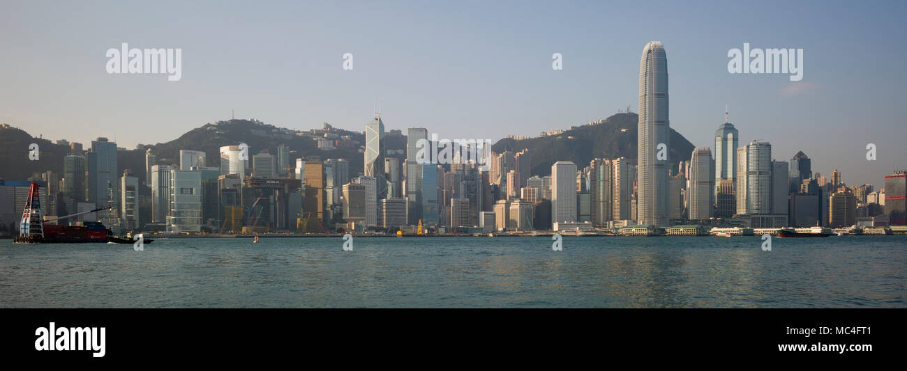 L'île de Hong Kong waterfront près de Wan Chai vu de Tsim Sha Tsui avec le pic et le mont Cameron en arrière-plan Banque D'Images