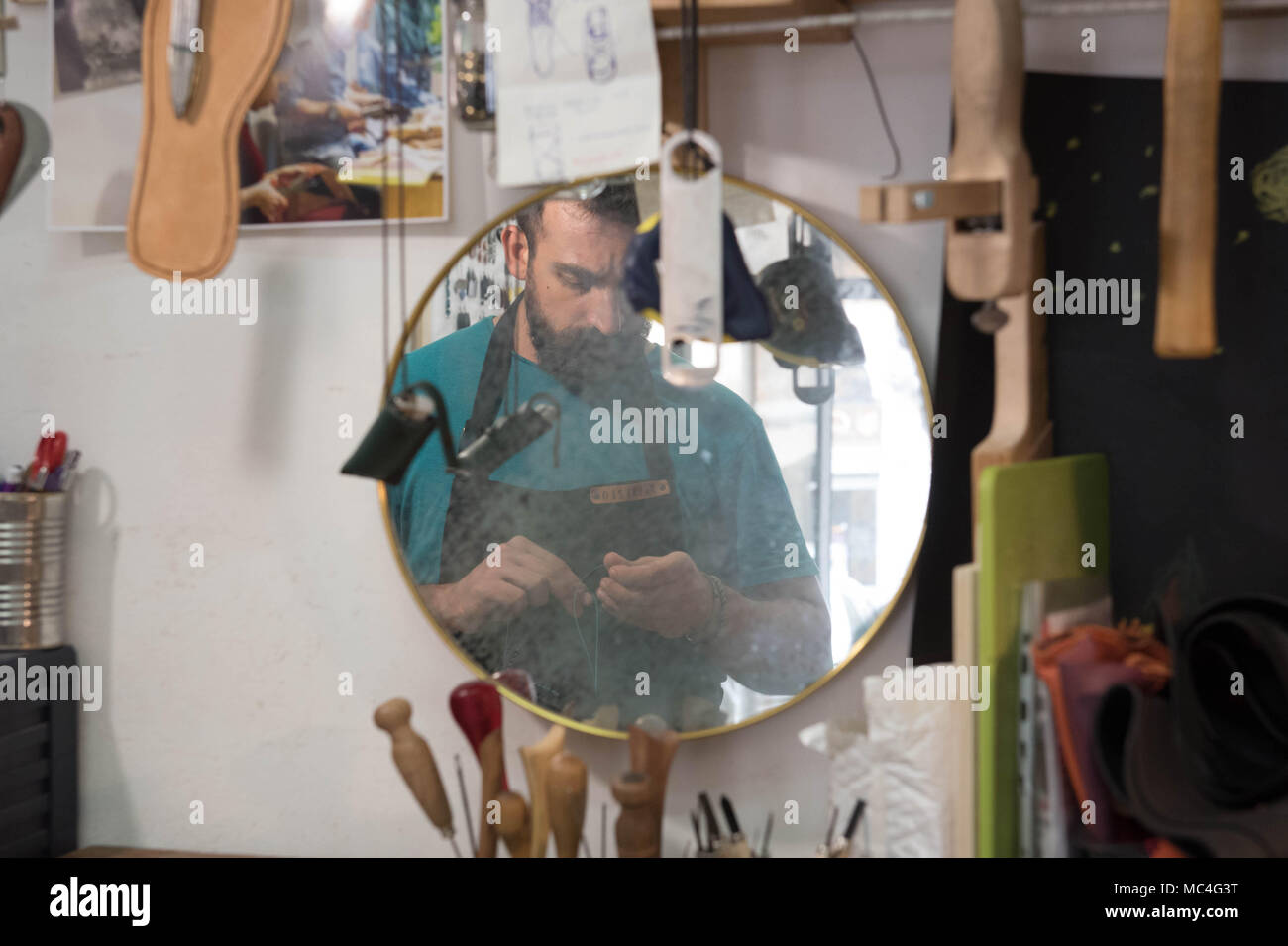 Fabrizio Lisciandrello dans son laboratoire de circuits d'Alab, travaillant le cuir. Contrairement à d'autres artisans, il est difficile de vivre avec ce qu'il fait. Banque D'Images