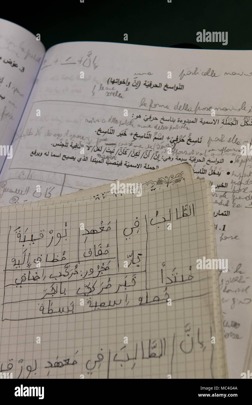 Cahiers d'étudiants de langue arabe dans l'un des cours donnés à l'atelier au Moyen Âge dans le centre historique de Palerme Banque D'Images