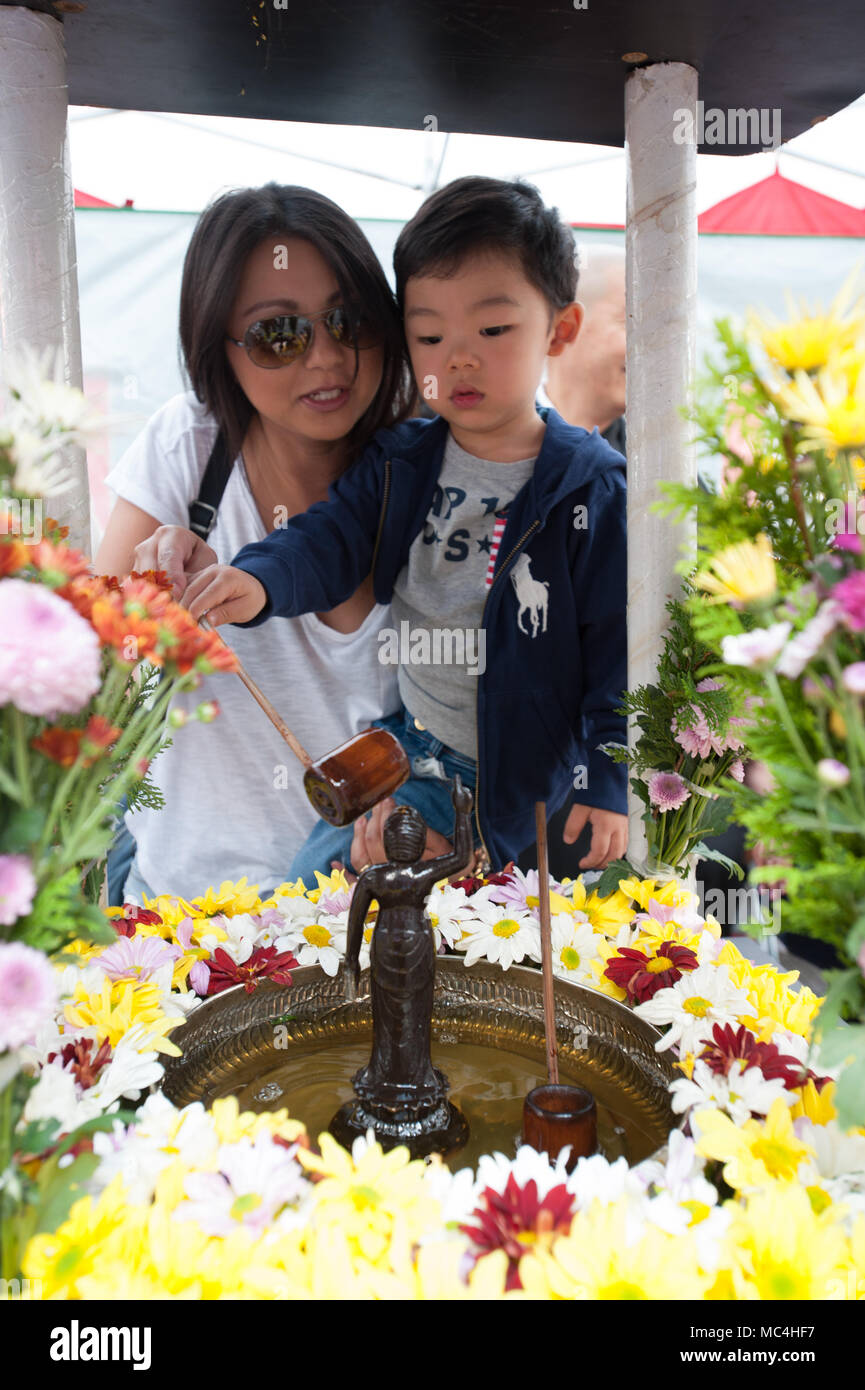 Hanamatsuri Est La Fete Des Fleurs Qui Est Celebre Pour Marquer L Anniversaire De Bouddha Dans La Place Liberdade Au Cœur De La Communaute Japonaise A Sao Photo Stock Alamy Hanamatsuri Est La Fete Des Fleurs Qui Est Celebre Pour Marquer L Anniversaire De Bouddha Dans La Place Liberdade Au Cœur De La Communaute Japonaise A Sao Photo Stock Alamy