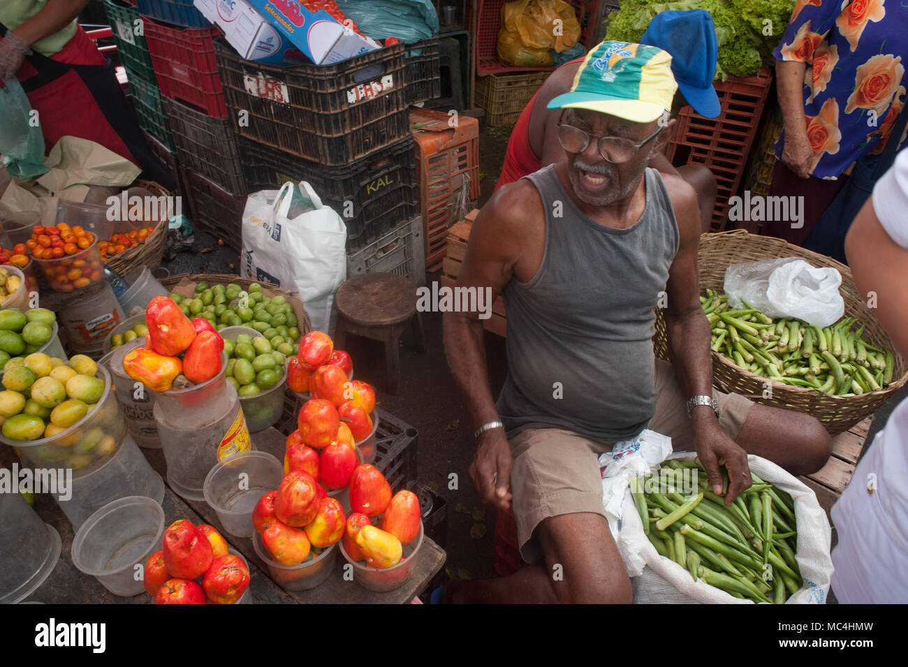 Vente de légumes locaux dans un marché de rue de Salvador de Bahia. Brésil Banque D'Images