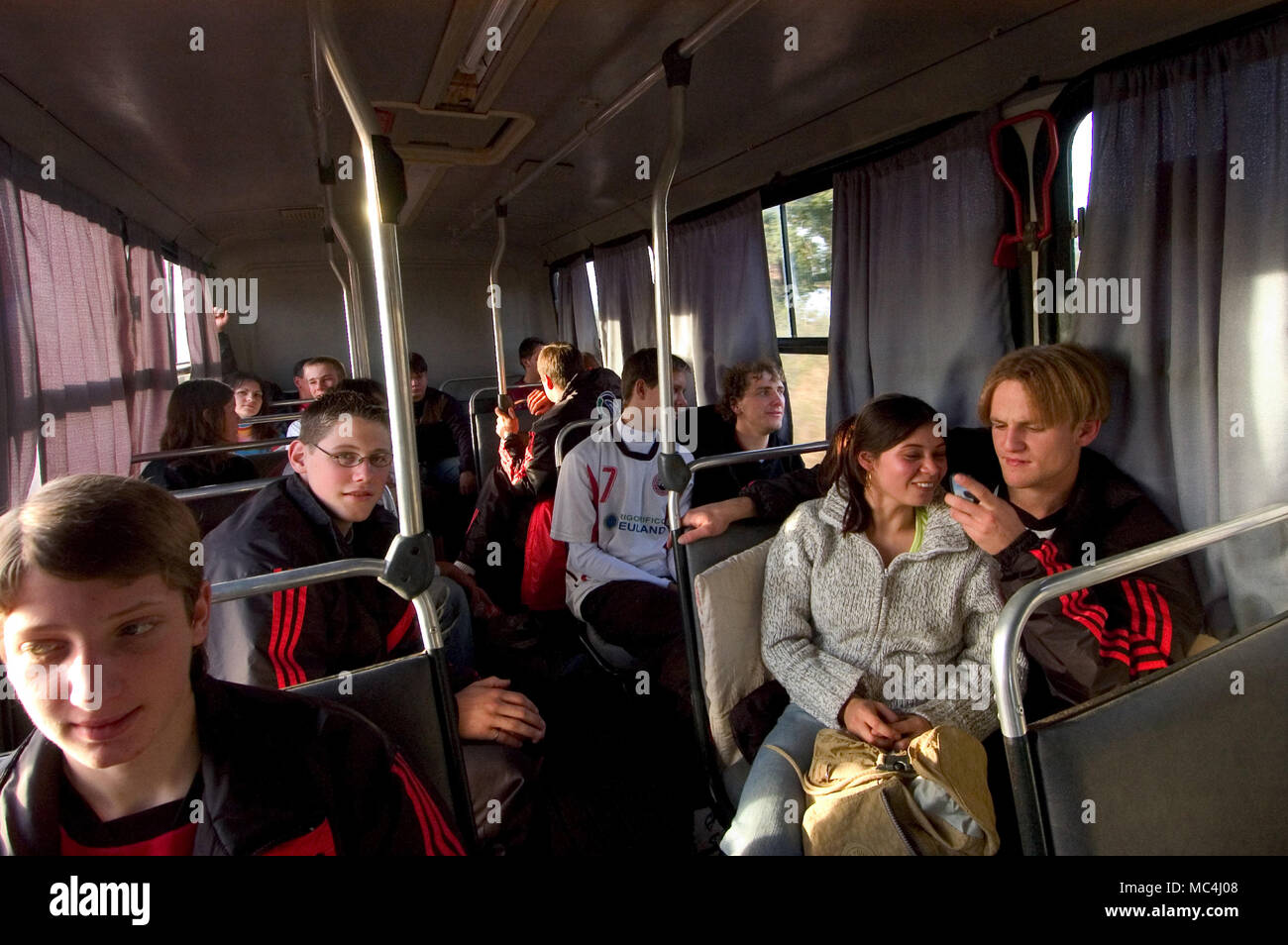 L'équipe de volley Neuland voyageant par autobus pour jouer un match de championnat de l'Intercolonial Banque D'Images