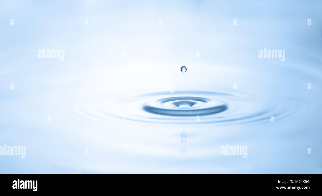 Les gouttelettes d'eau bleu avec copie espace et couleurs aqua Banque D'Images